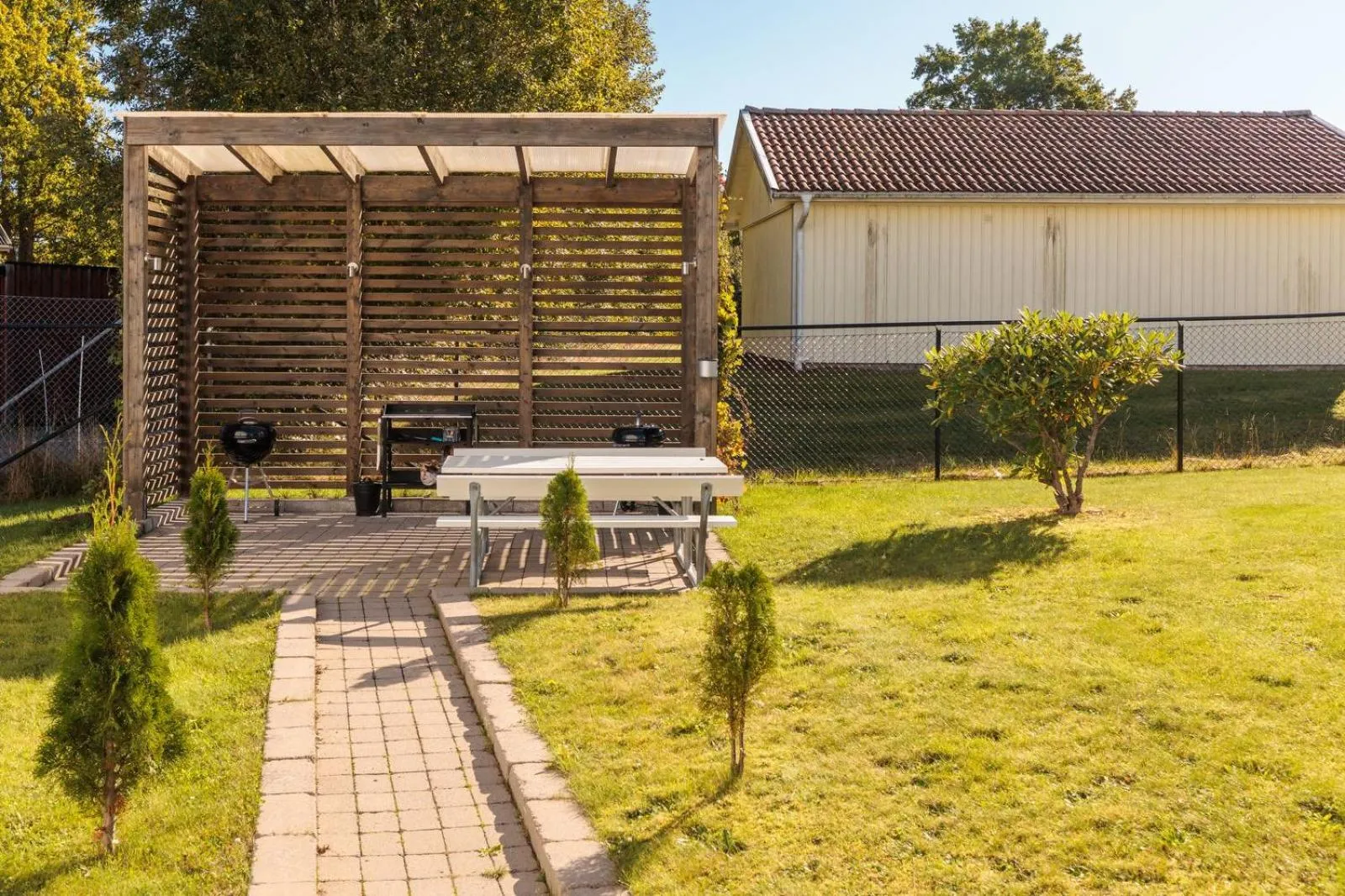 Property building in Easy Livin' Apartment Hotel