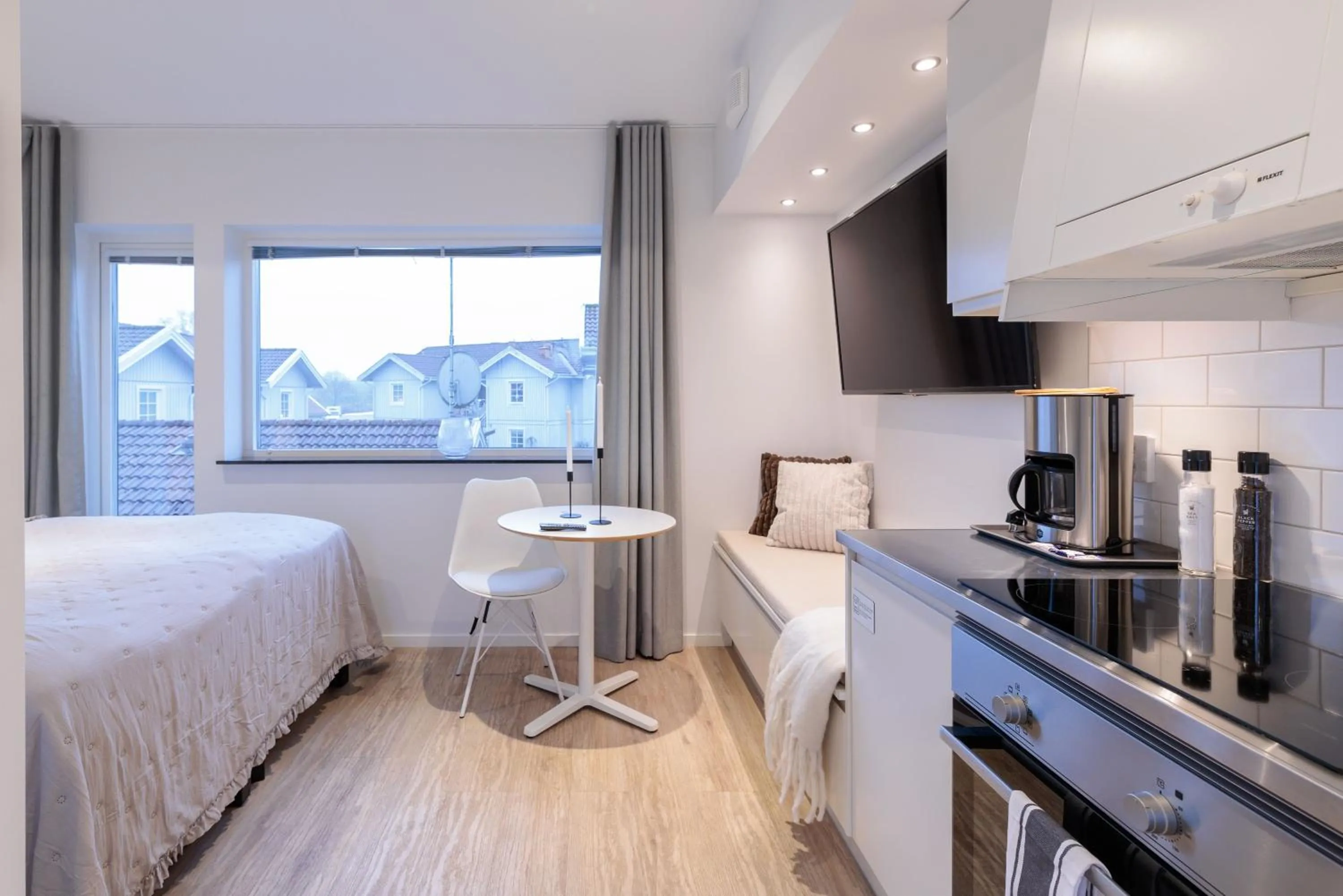 Photo of the whole room, Bed in Easy Livin' Apartment Hotel