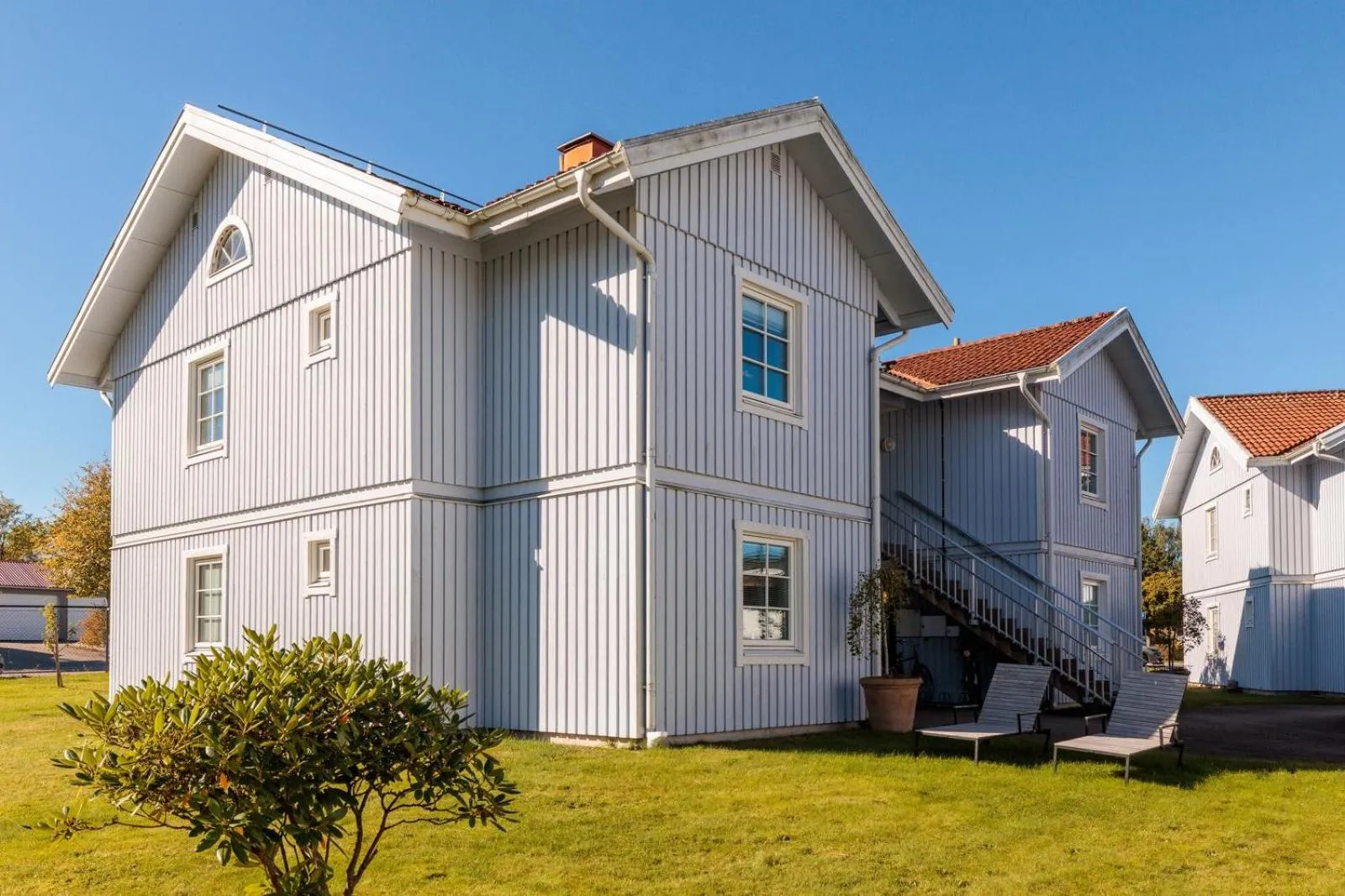 Property building in Easy Livin' Apartment Hotel