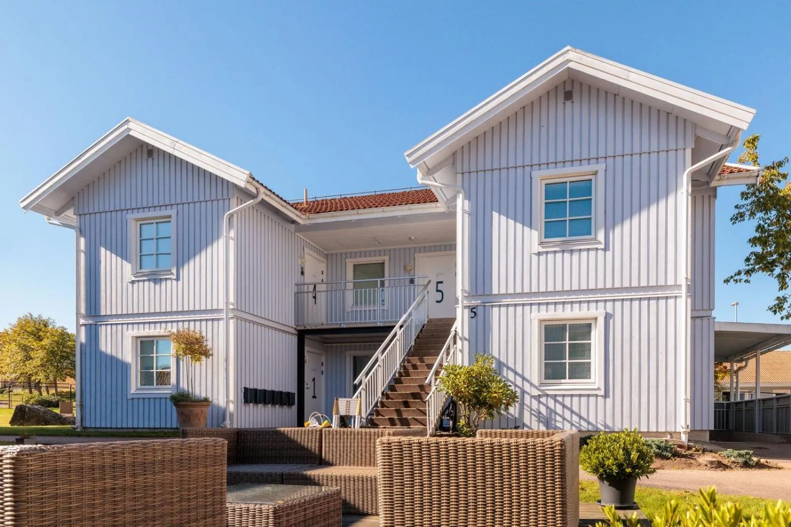 Property building in Easy Livin' Apartment Hotel