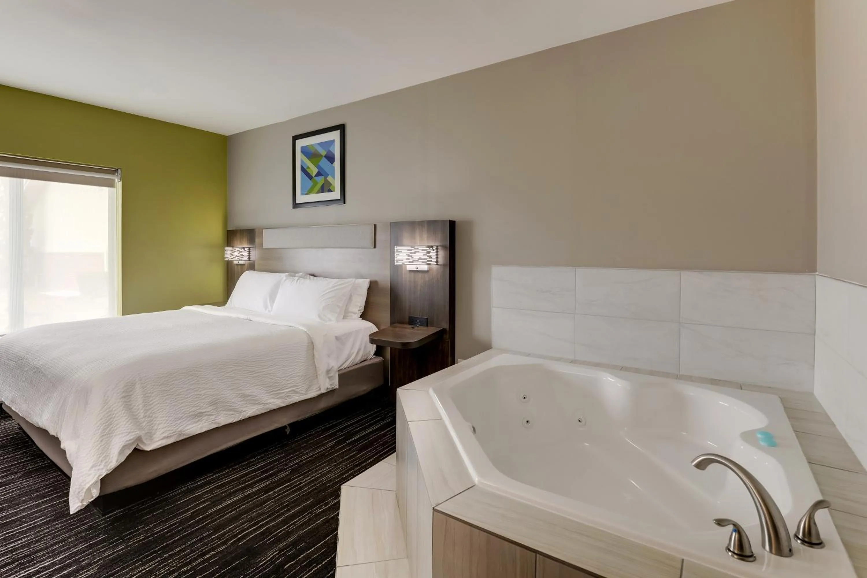 Hot Tub, Bed in Holiday Inn Express Hotel & Suites Bryan-Montpelier by IHG