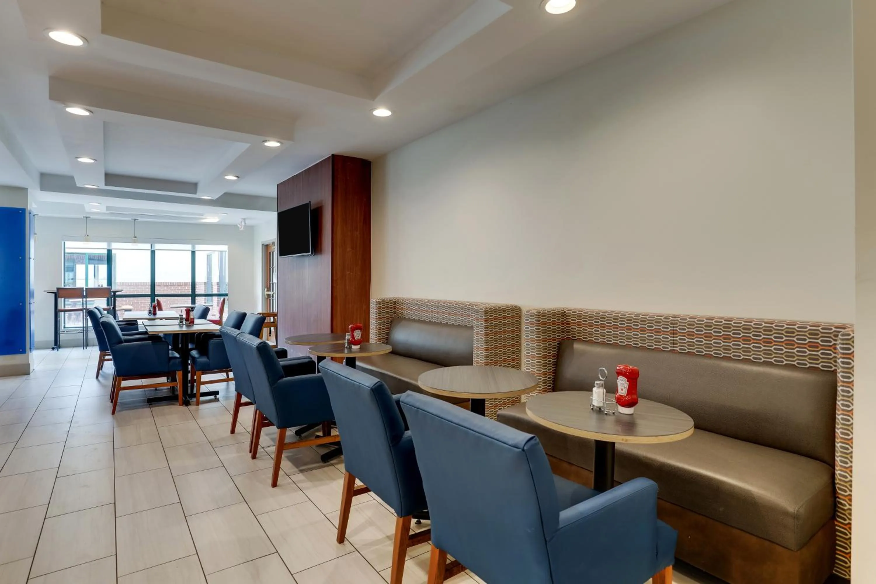 Dining area in Holiday Inn Express Hotel & Suites Bryan-Montpelier by IHG