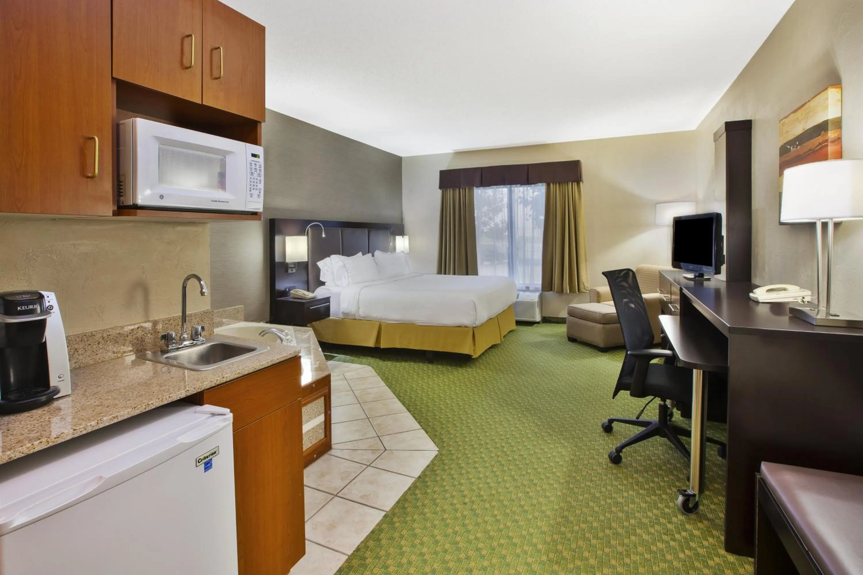 Photo of the whole room, Bed in Holiday Inn Express Hotel & Suites Bryan-Montpelier by IHG