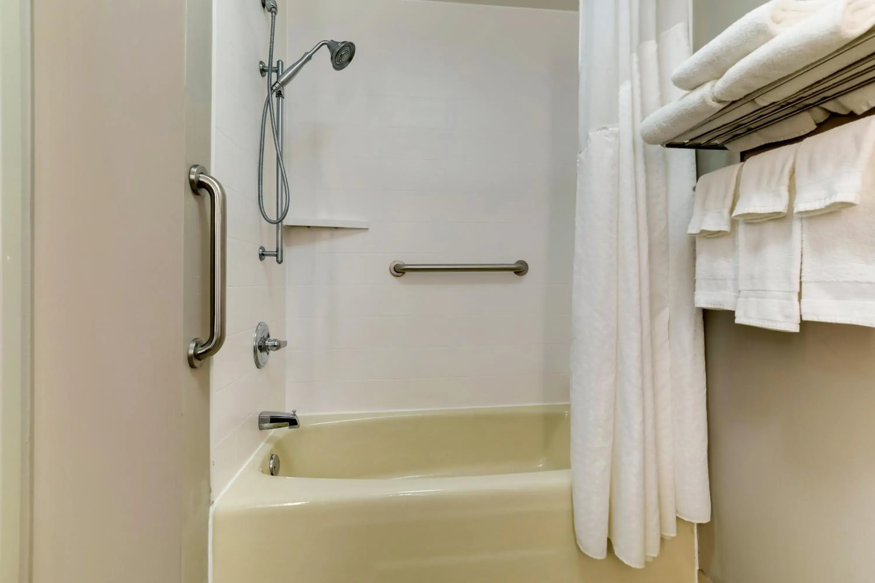 Standard Queen Room with Two Queen Beds in Holiday Inn Express Hotel & Suites Bryan-Montpelier by IHG Standard Queen Room with Two Queen Beds in Holiday Inn Express Hotel & Suites Bryan-Montpelier by IHG