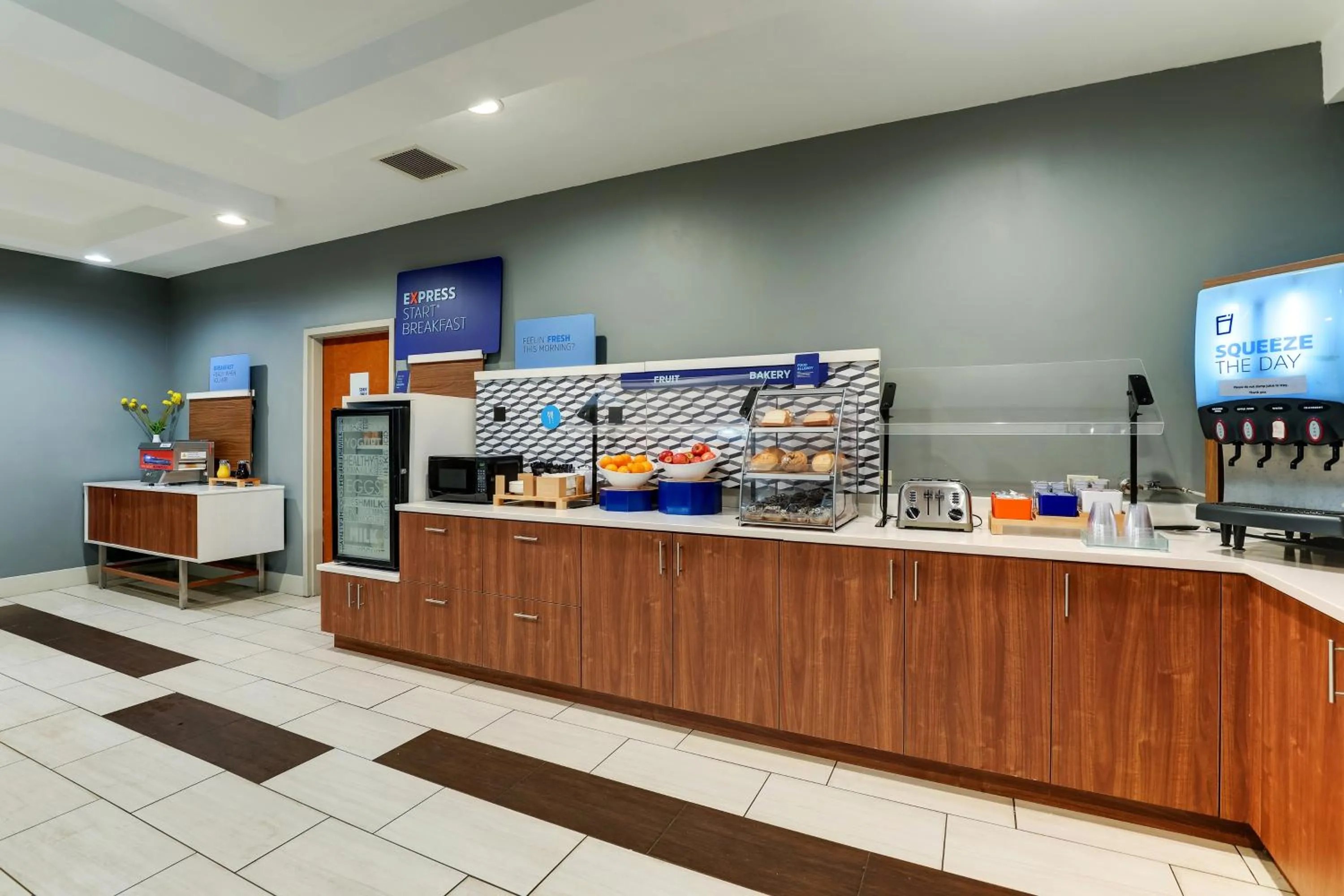 Food and drinks in Holiday Inn Express Hotel & Suites Bryan-Montpelier by IHG