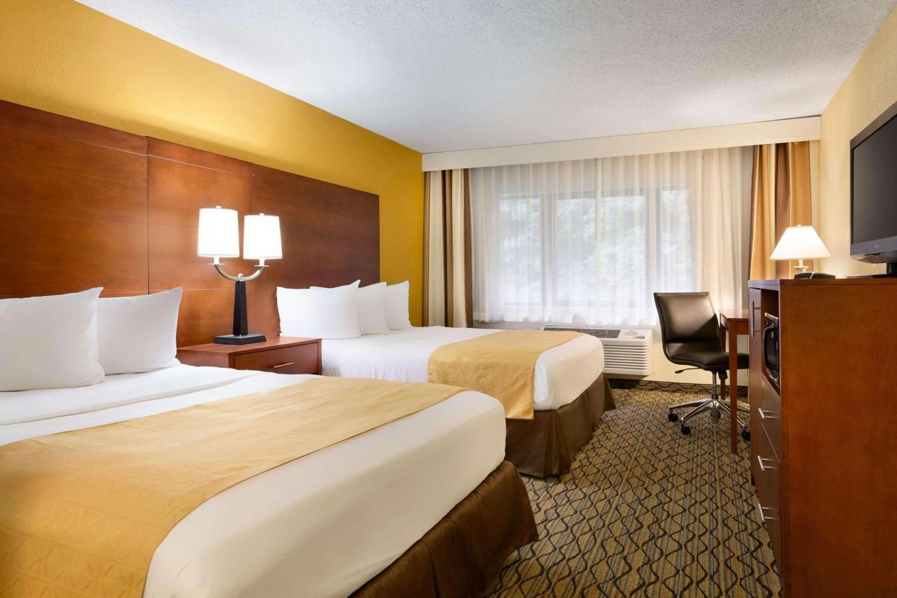 Bedroom, Bed in Country Inn & Suites by Radisson, Mishawaka, IN