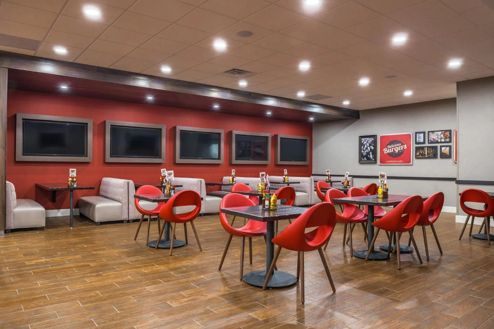 Restaurant/places to eat in Holiday Inn Auburn-Finger Lakes Region by IHG