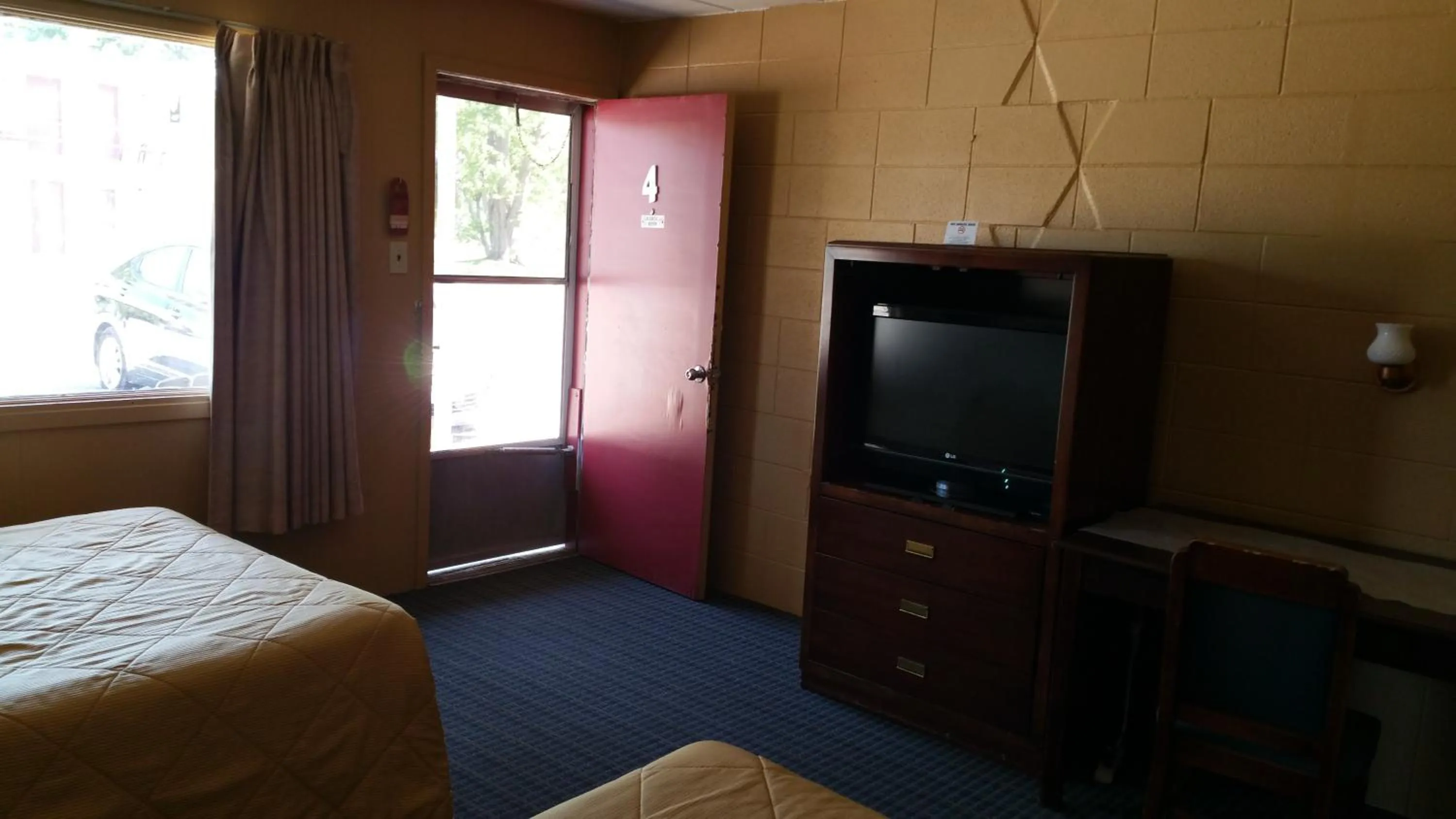 Communal lounge/ TV room, Bed in Riverview Motel