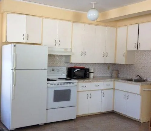 Kitchen or kitchenette in Riverview Motel