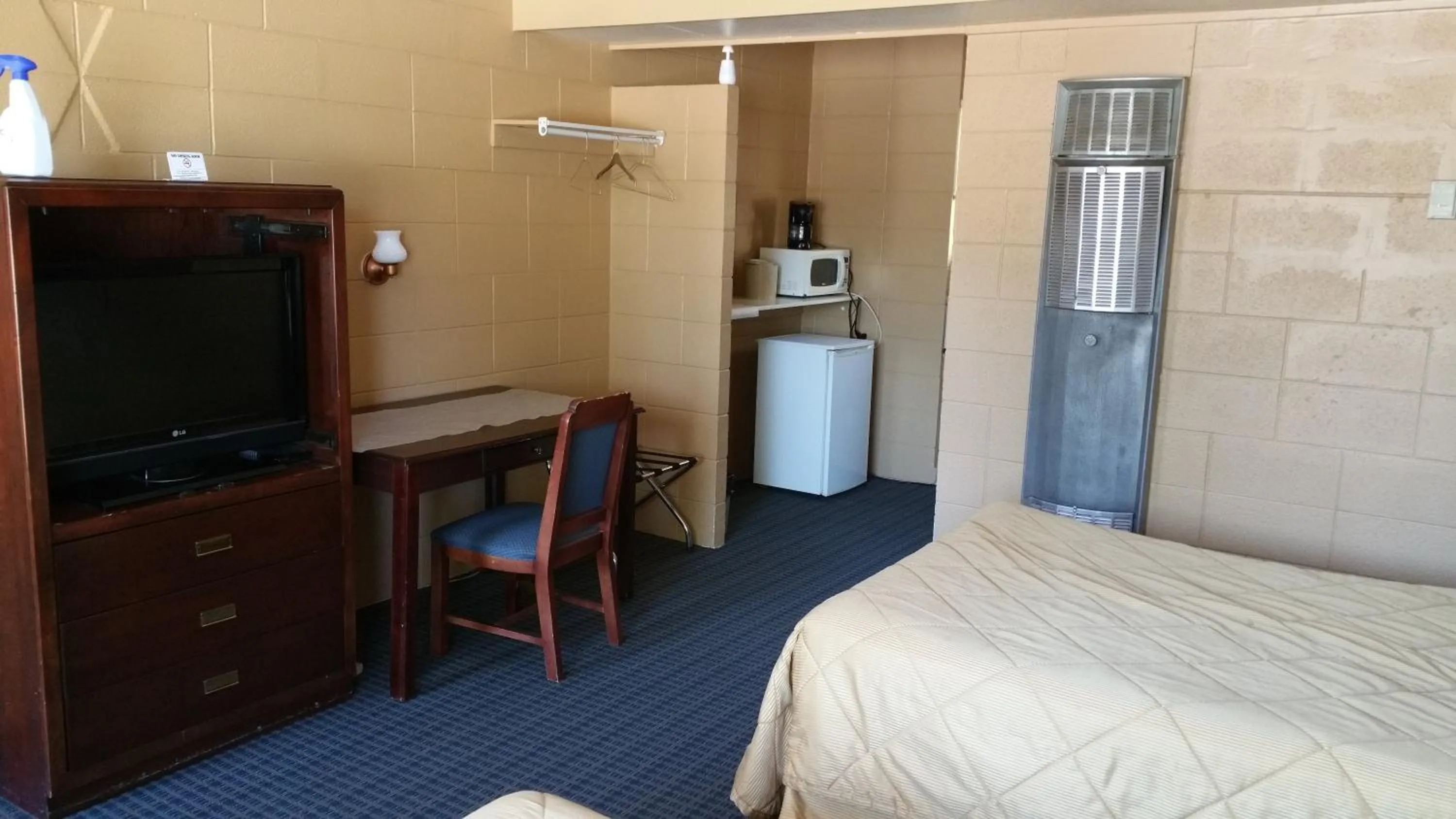 Communal lounge/ TV room, Bed in Riverview Motel