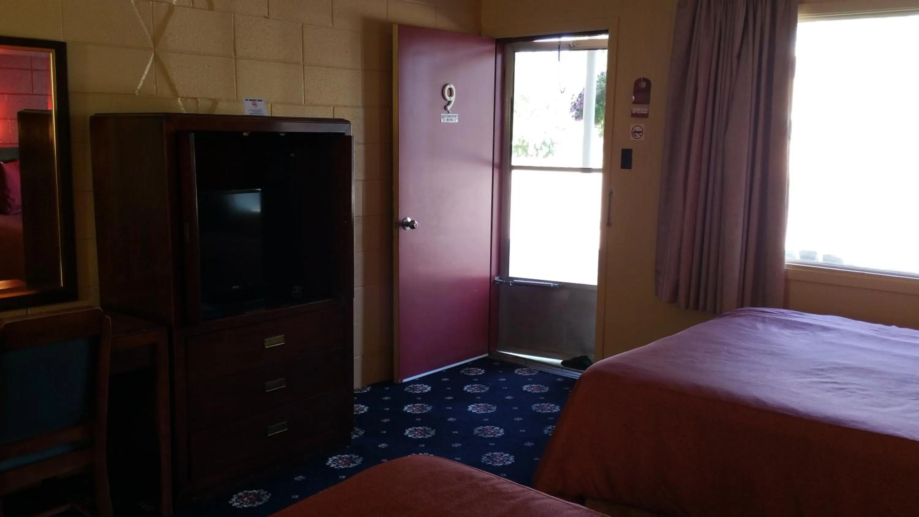 Photo of the whole room, Bed in Riverview Motel