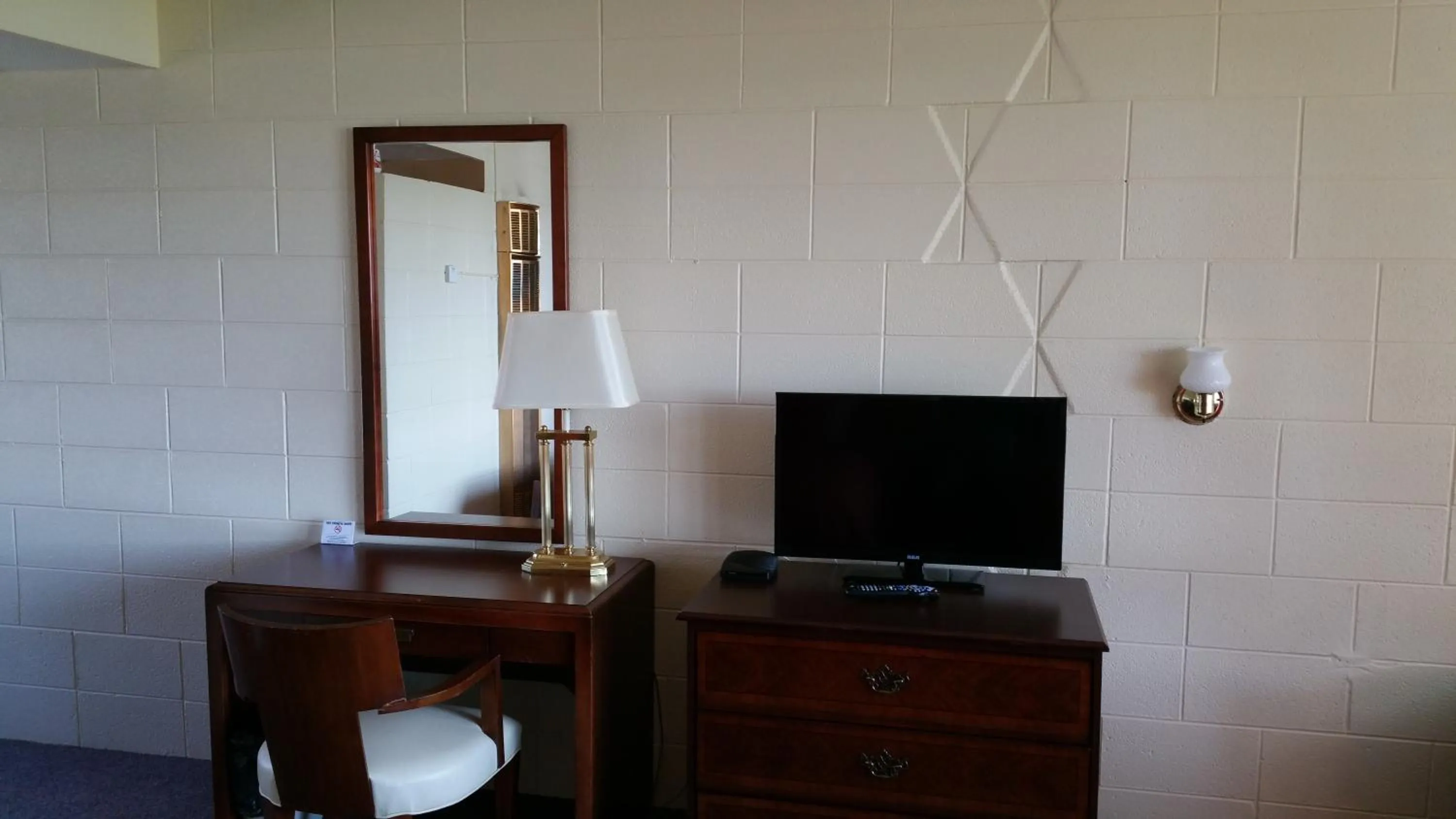 TV and multimedia in Riverview Motel