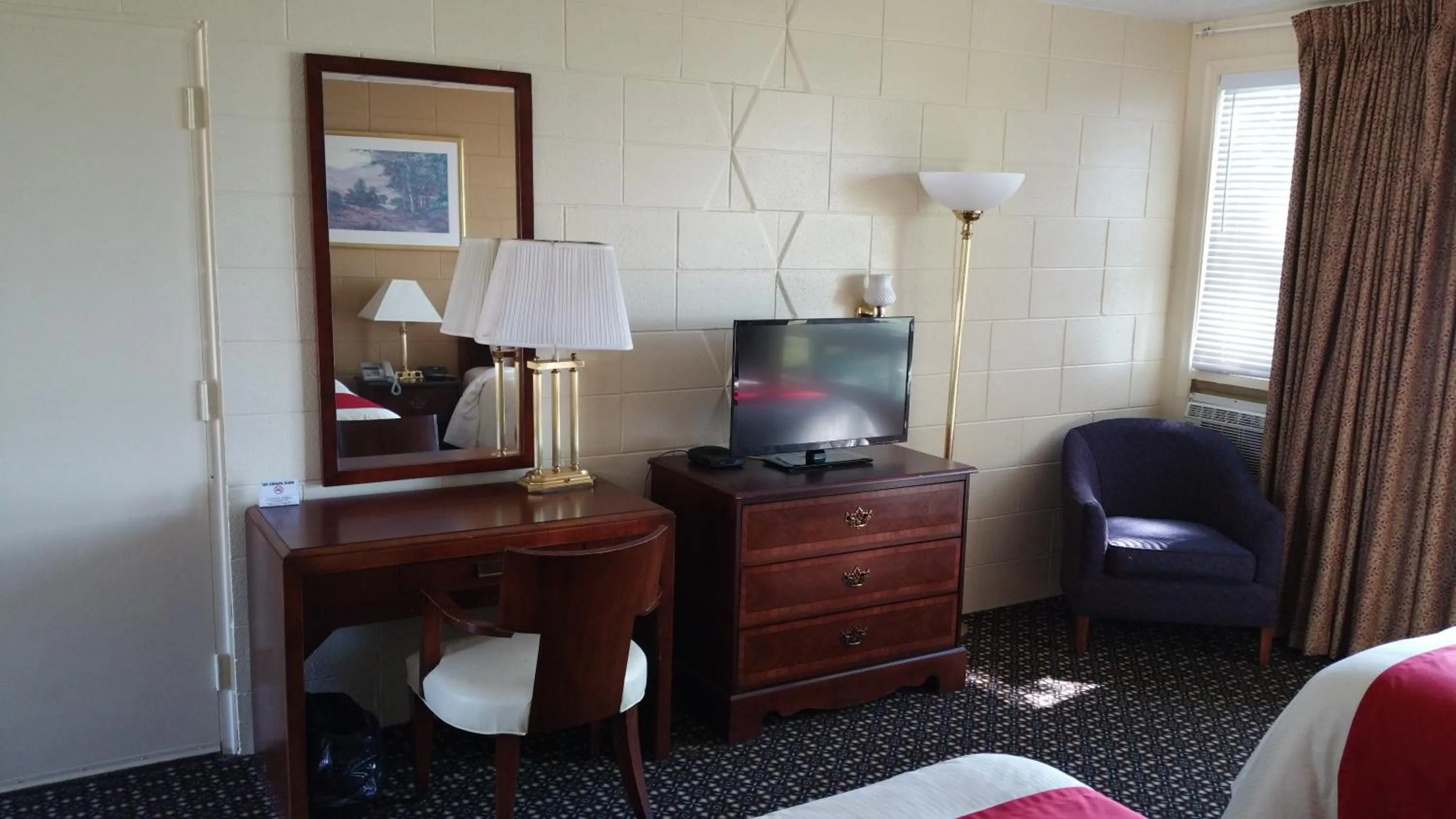 Communal lounge/ TV room, Bed in Riverview Motel
