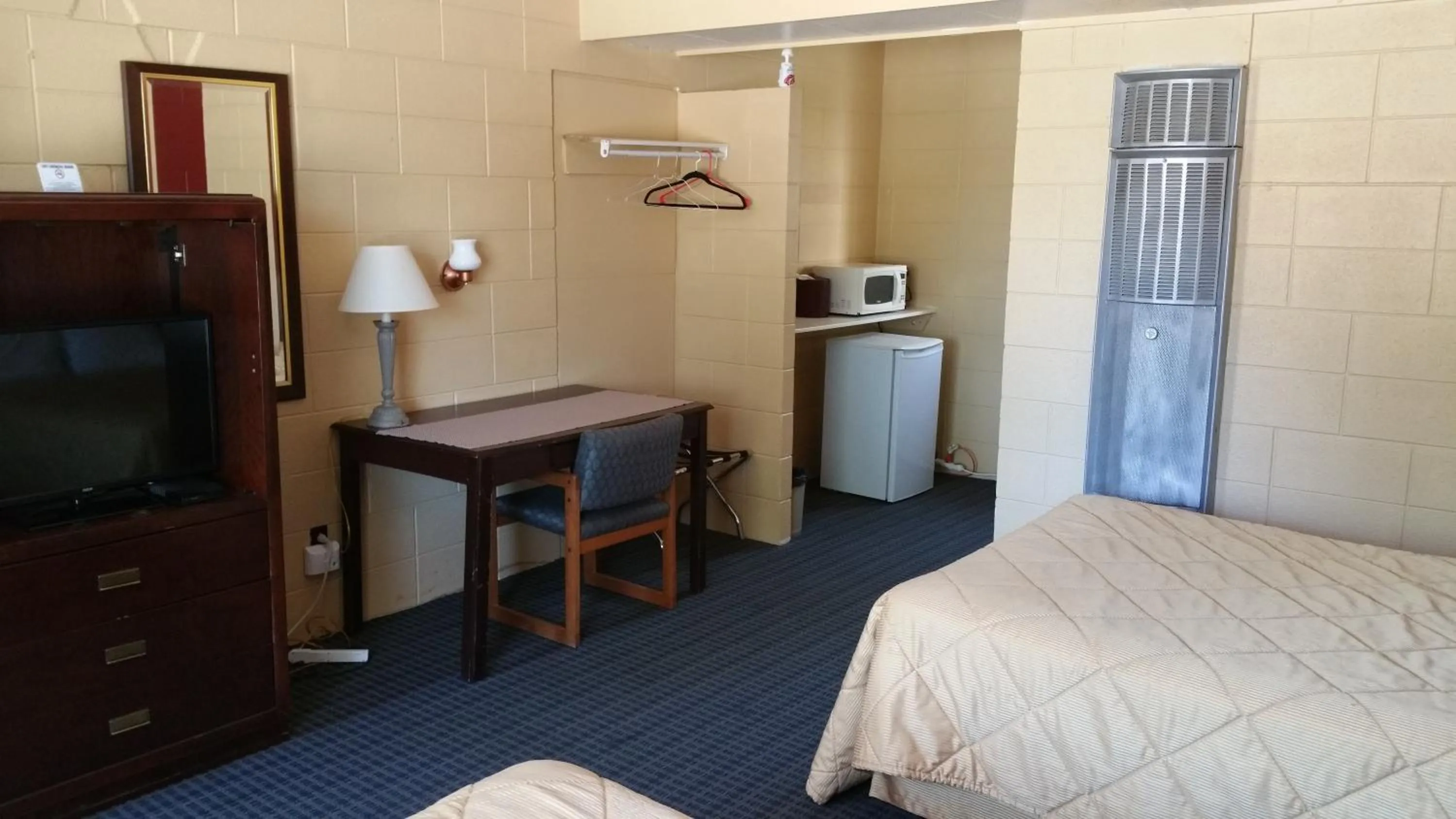 Communal lounge/ TV room, Bed in Riverview Motel