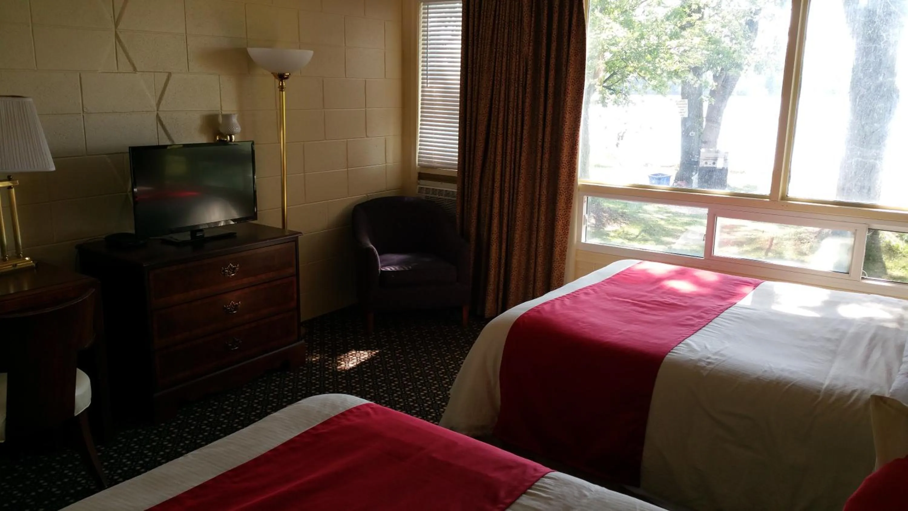 Communal lounge/ TV room, Bed in Riverview Motel