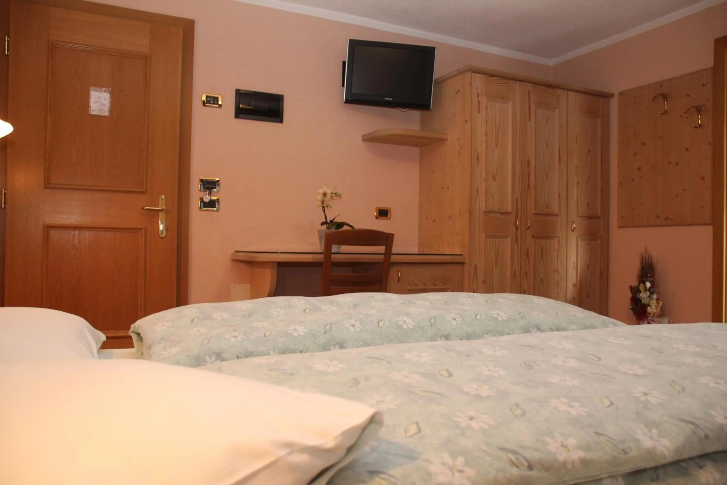 Photo of the whole room, Bed in Albergo Caravasc