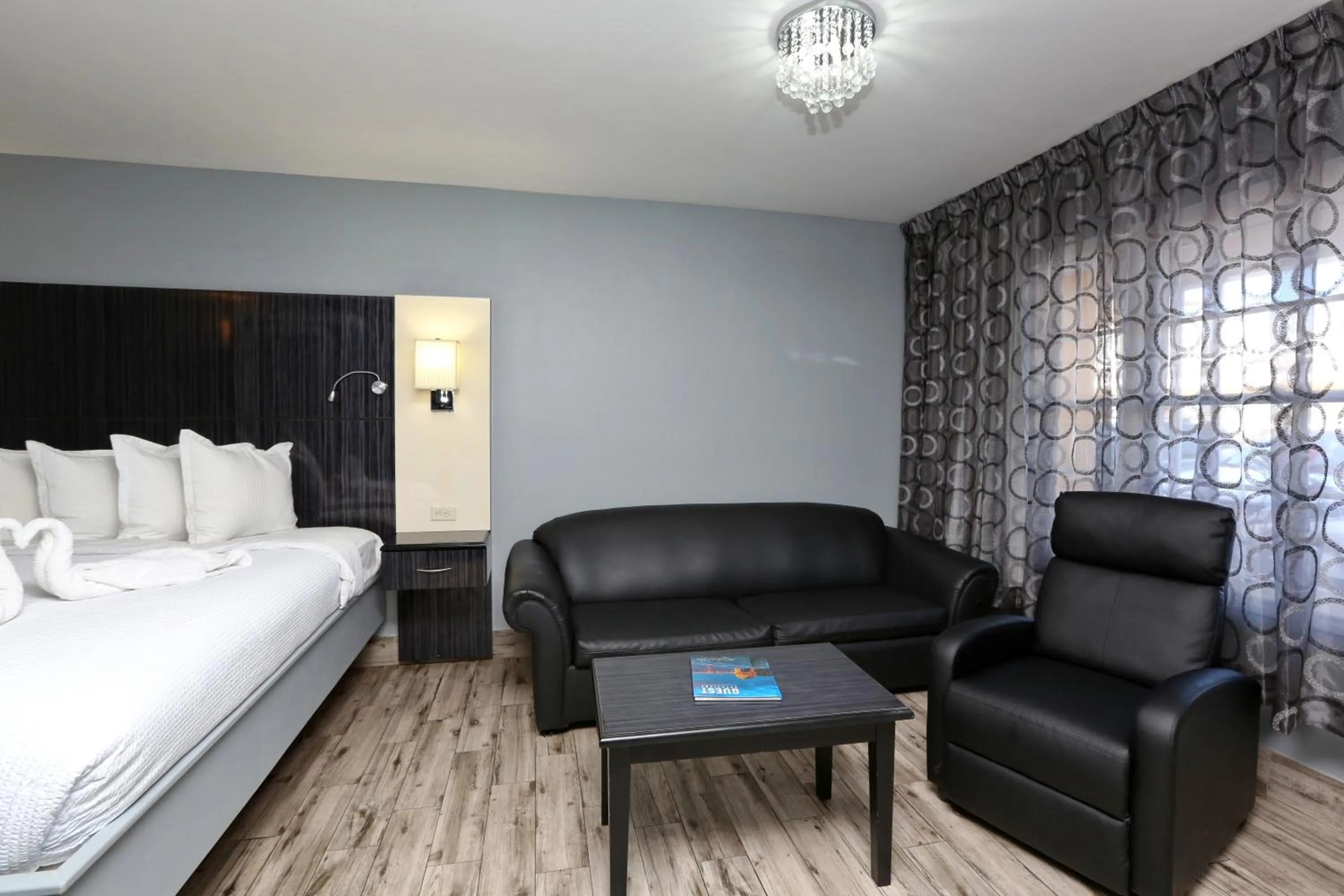 Seating area, Bed in Historic Waterfront Marion Motor Lodge in downtown St Augustine