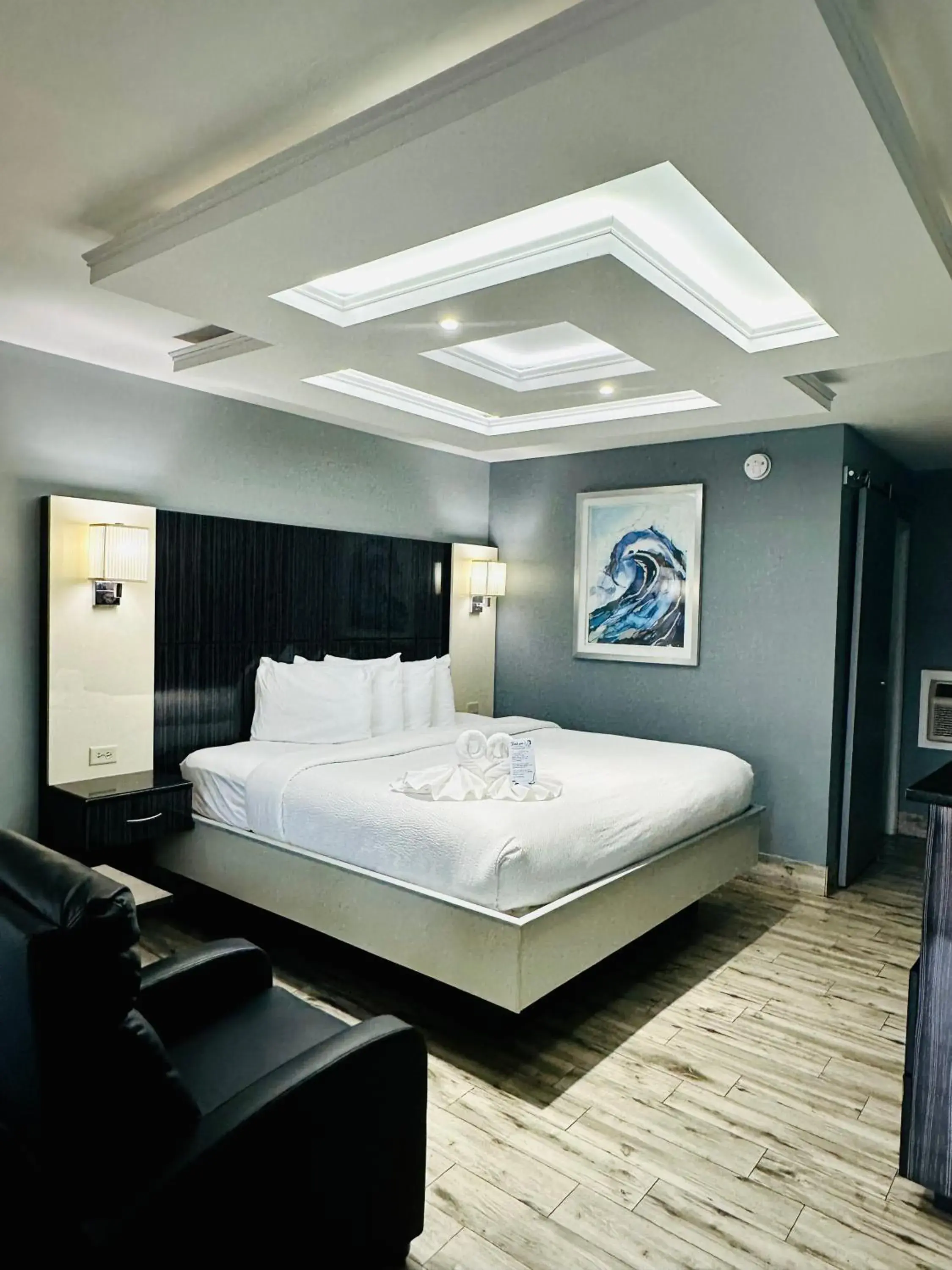 Standard King Room in Historic Waterfront Marion Motor Lodge in downtown St Augustine Standard King Room in Historic Waterfront Marion Motor Lodge in downtown St Augustine