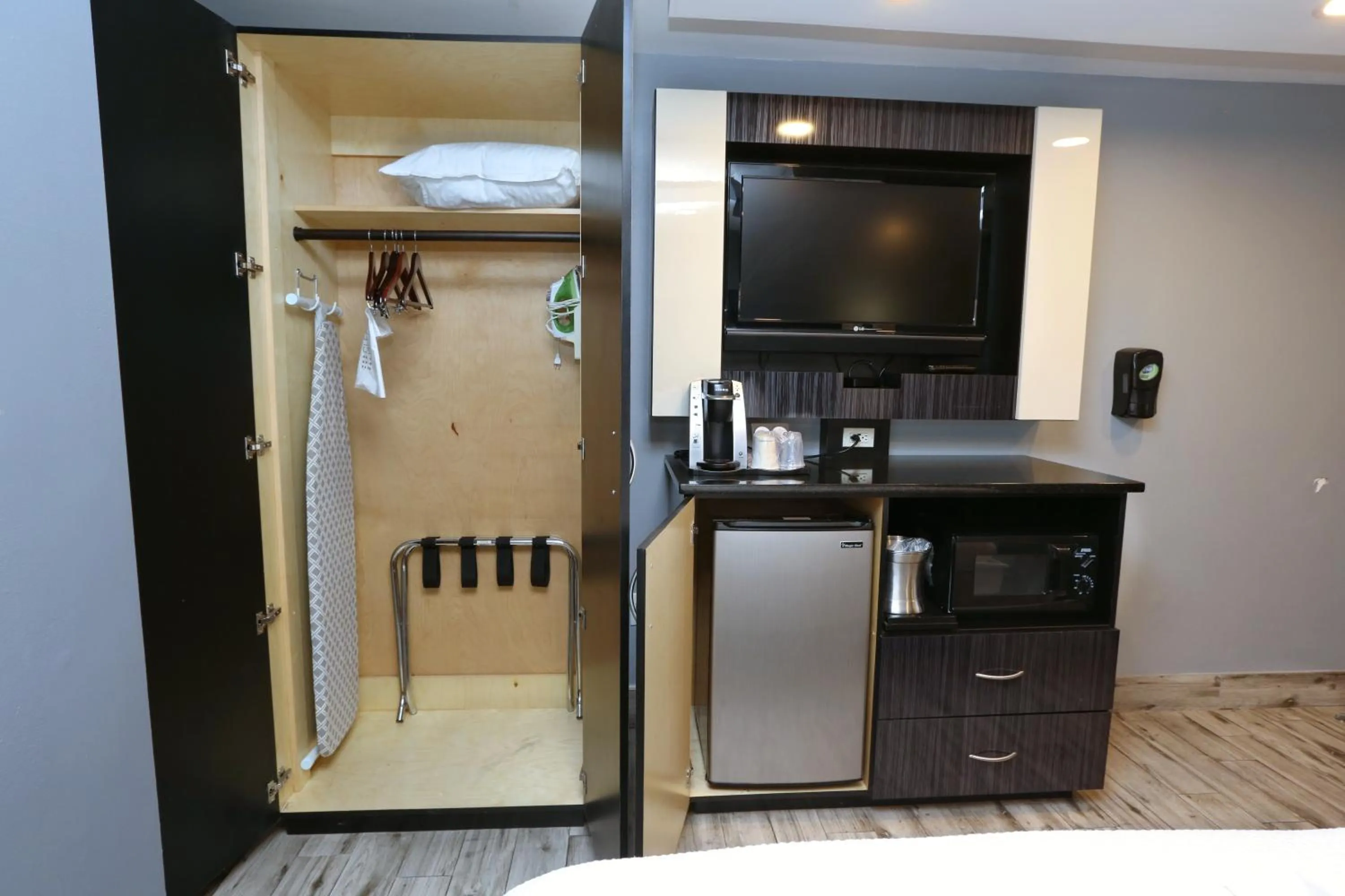 TV and multimedia in Historic Waterfront Marion Motor Lodge in downtown St Augustine