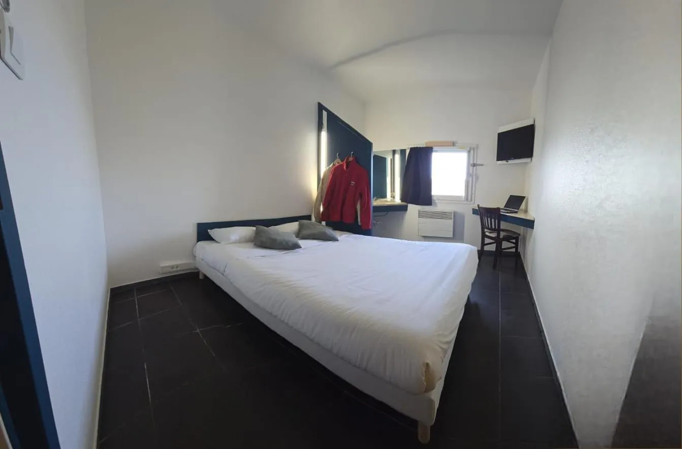 Bed in Enzo Hotels 1er prix Dreux