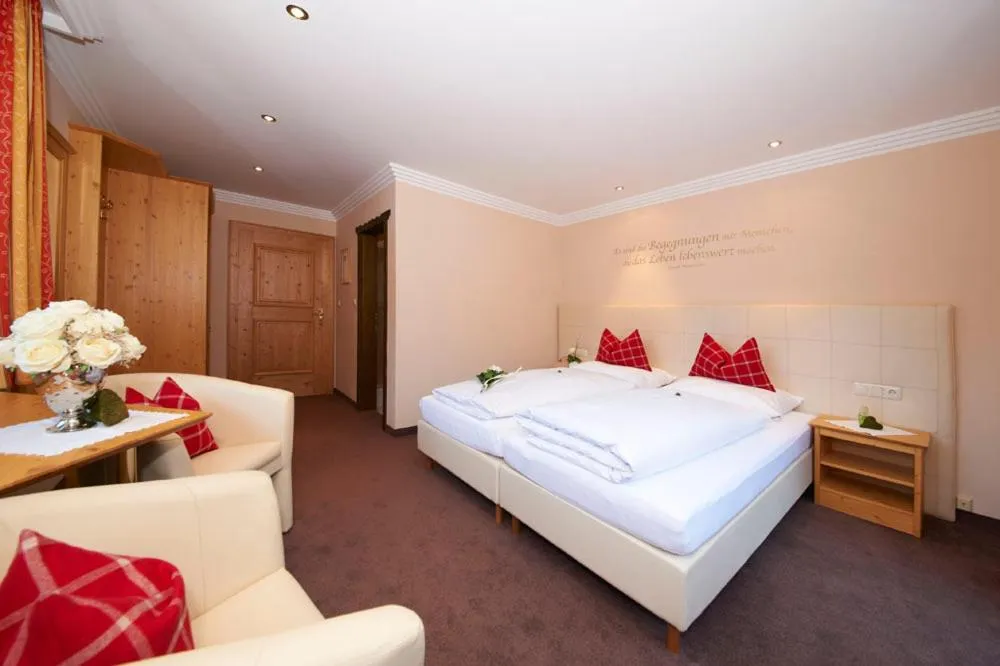 Photo of the whole room, Bed in Hotel Garni Rauch