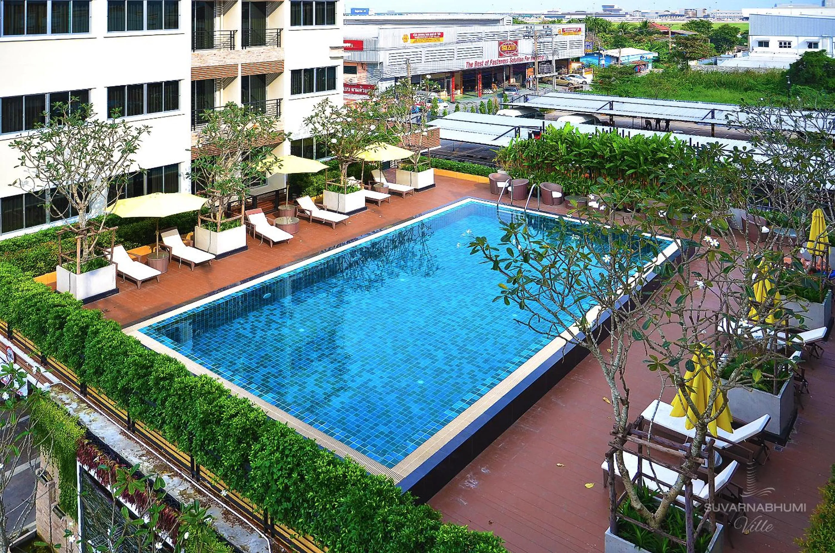 Swimming pool in Suvarnabhumi Ville Airport Hotel