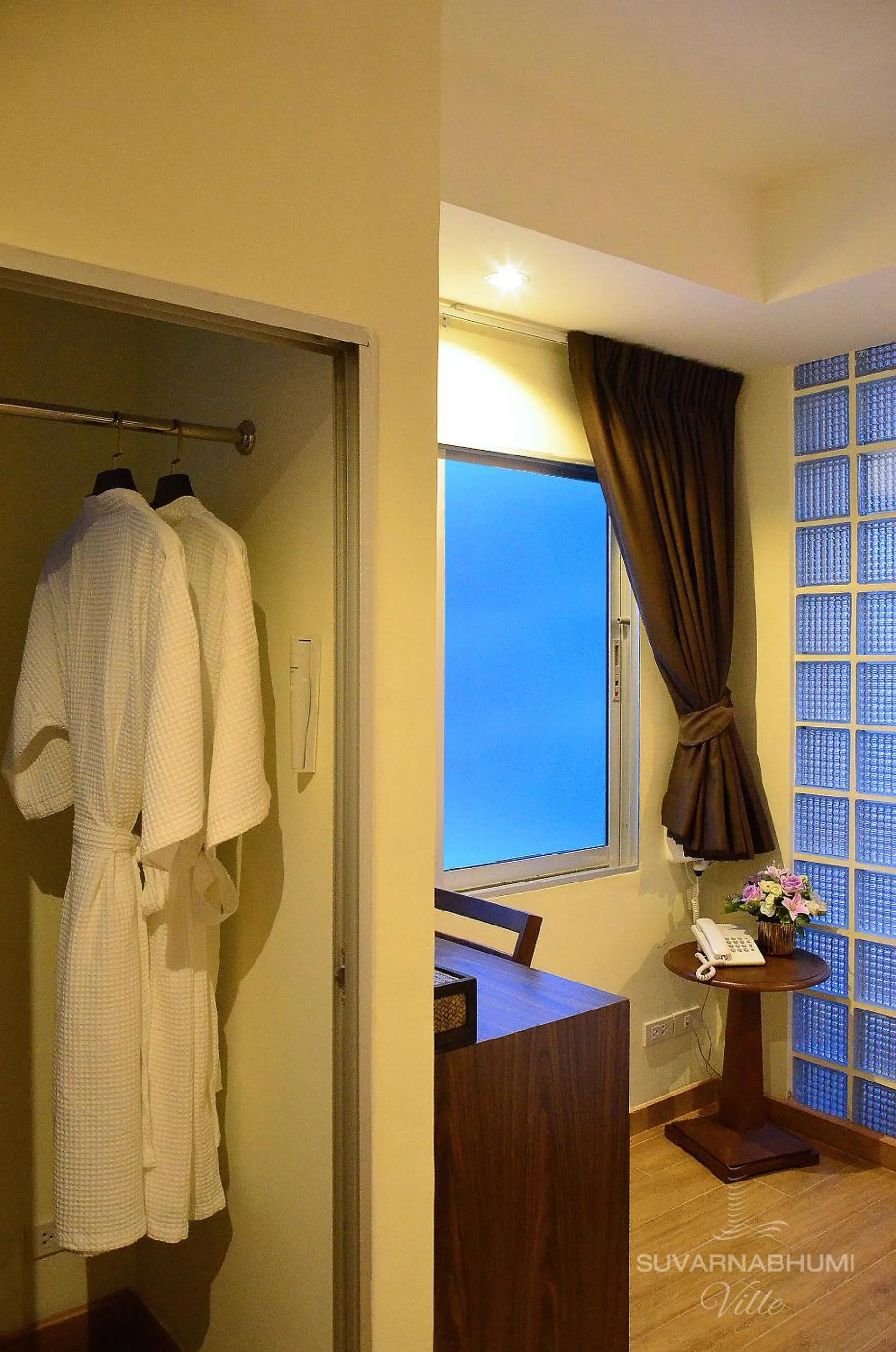 Seating area in Suvarnabhumi Ville Airport Hotel