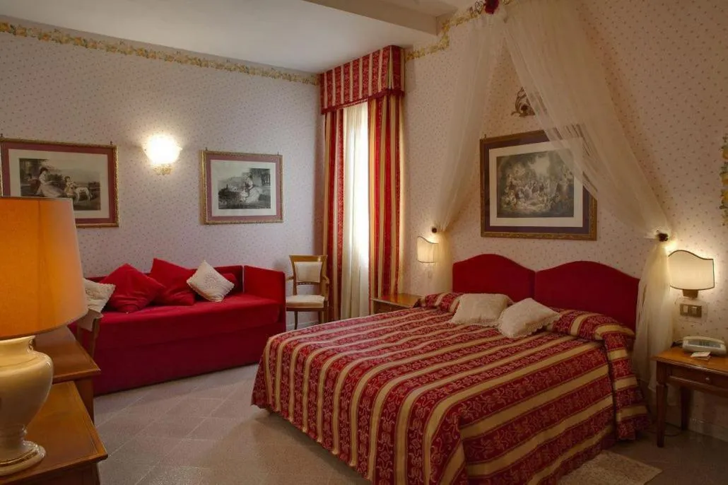 Bedroom, Bed in Miralago