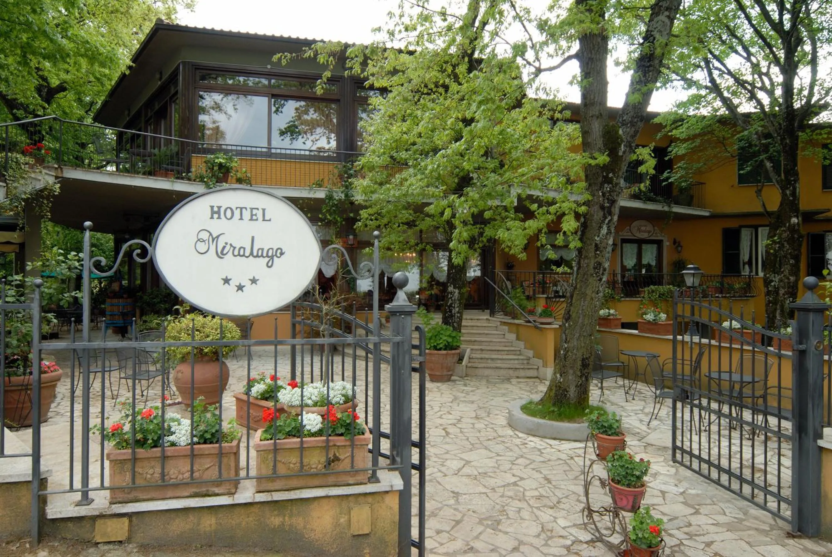 Facade/entrance in Miralago