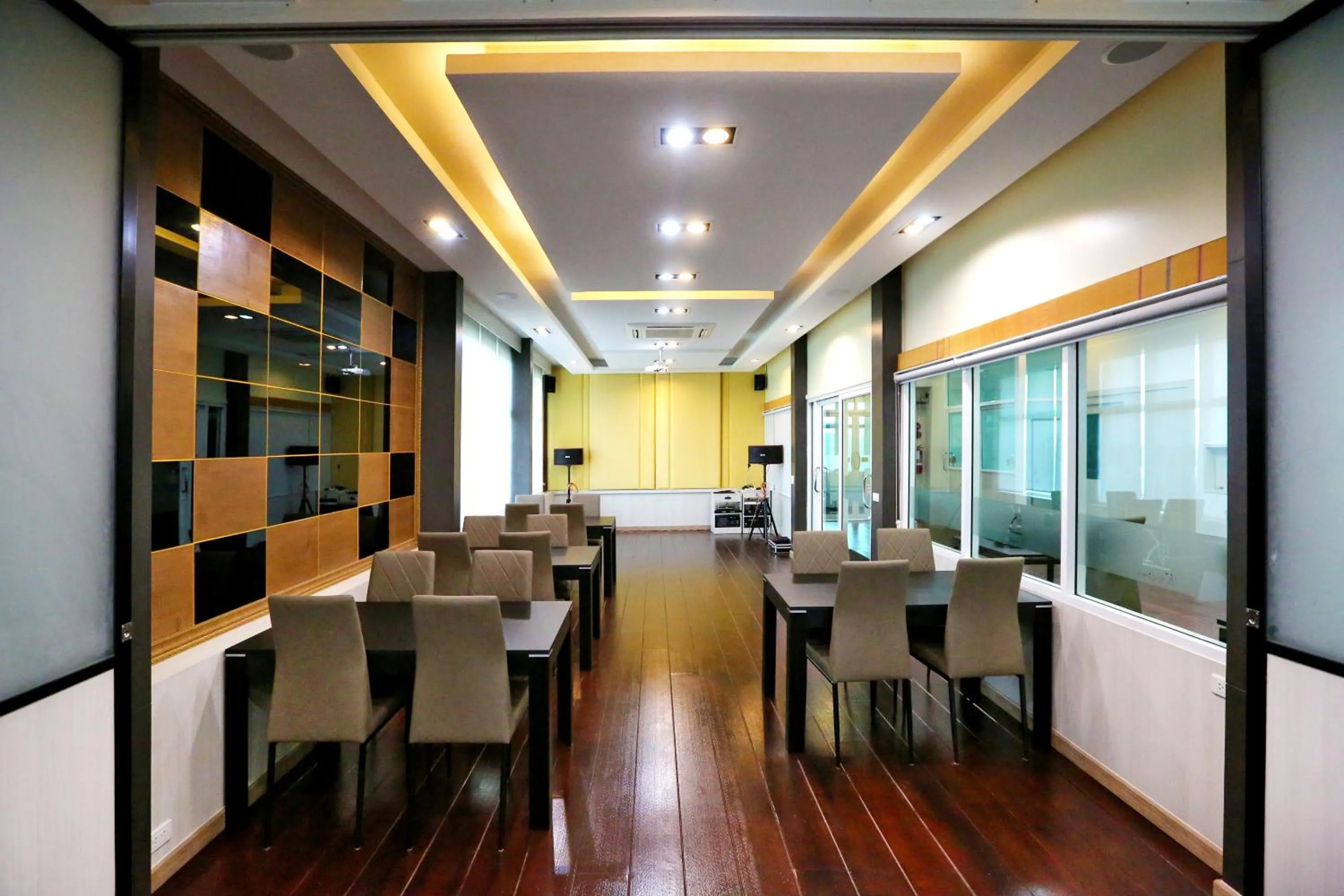 Karaoke in RoomQuest Suvarnabhumi Airport Romklao Soi 6