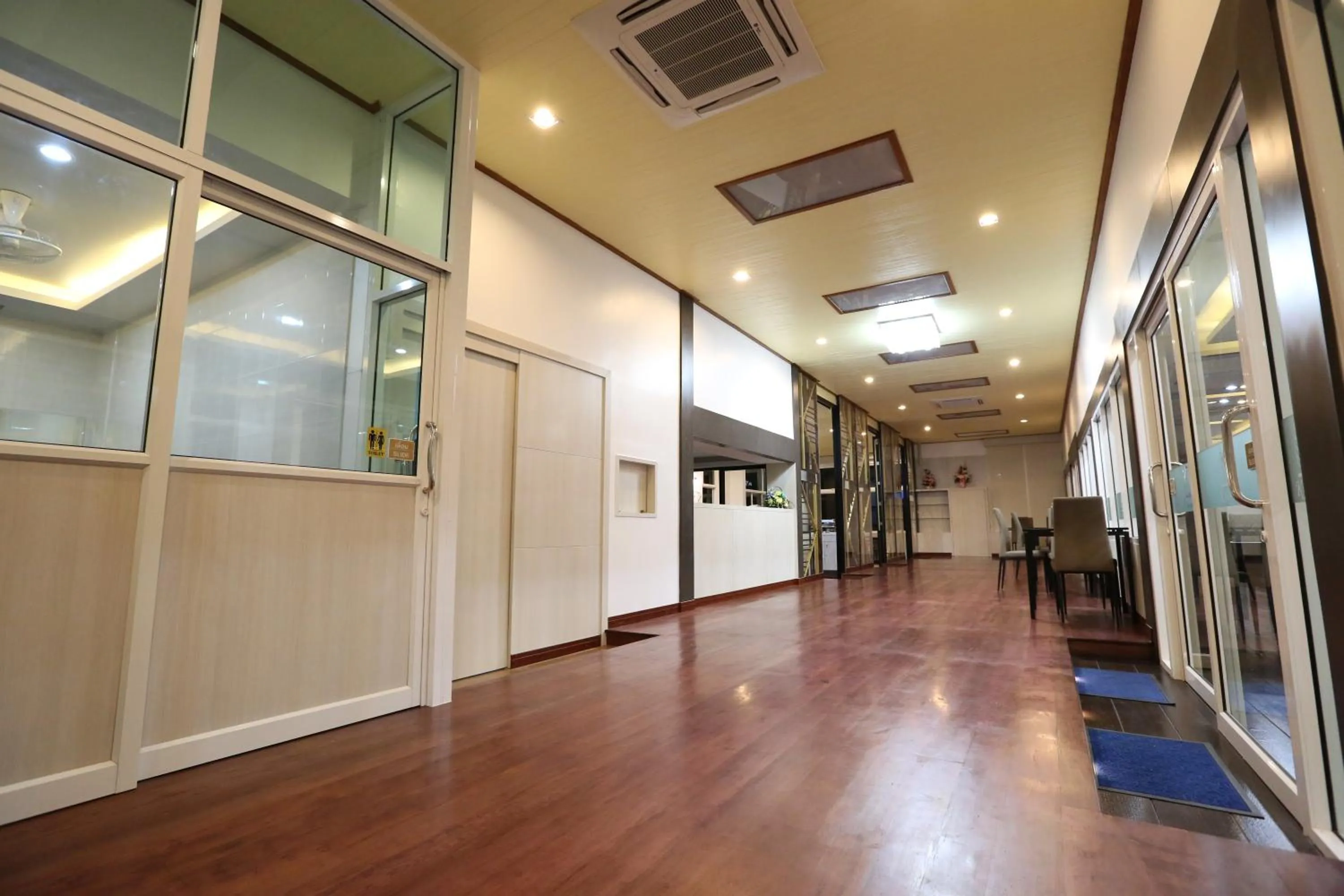 Restaurant/places to eat in RoomQuest Suvarnabhumi Airport Romklao Soi 6