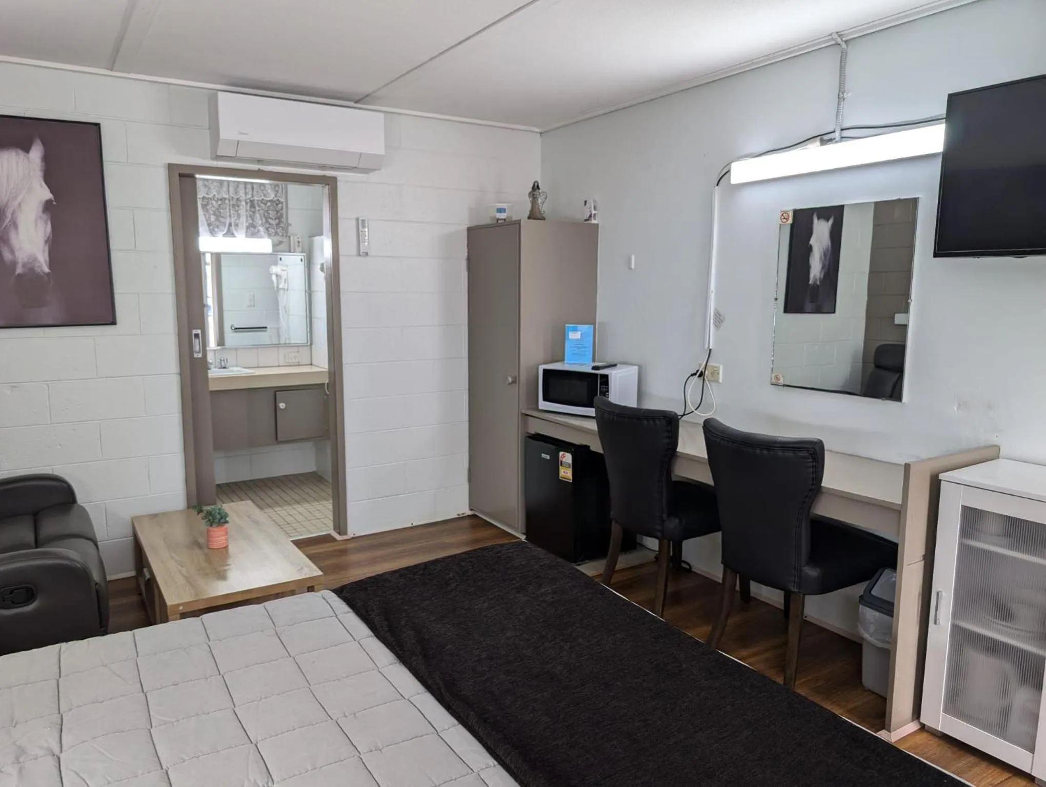 Seating area, Bed in Morwell Parkside Motel