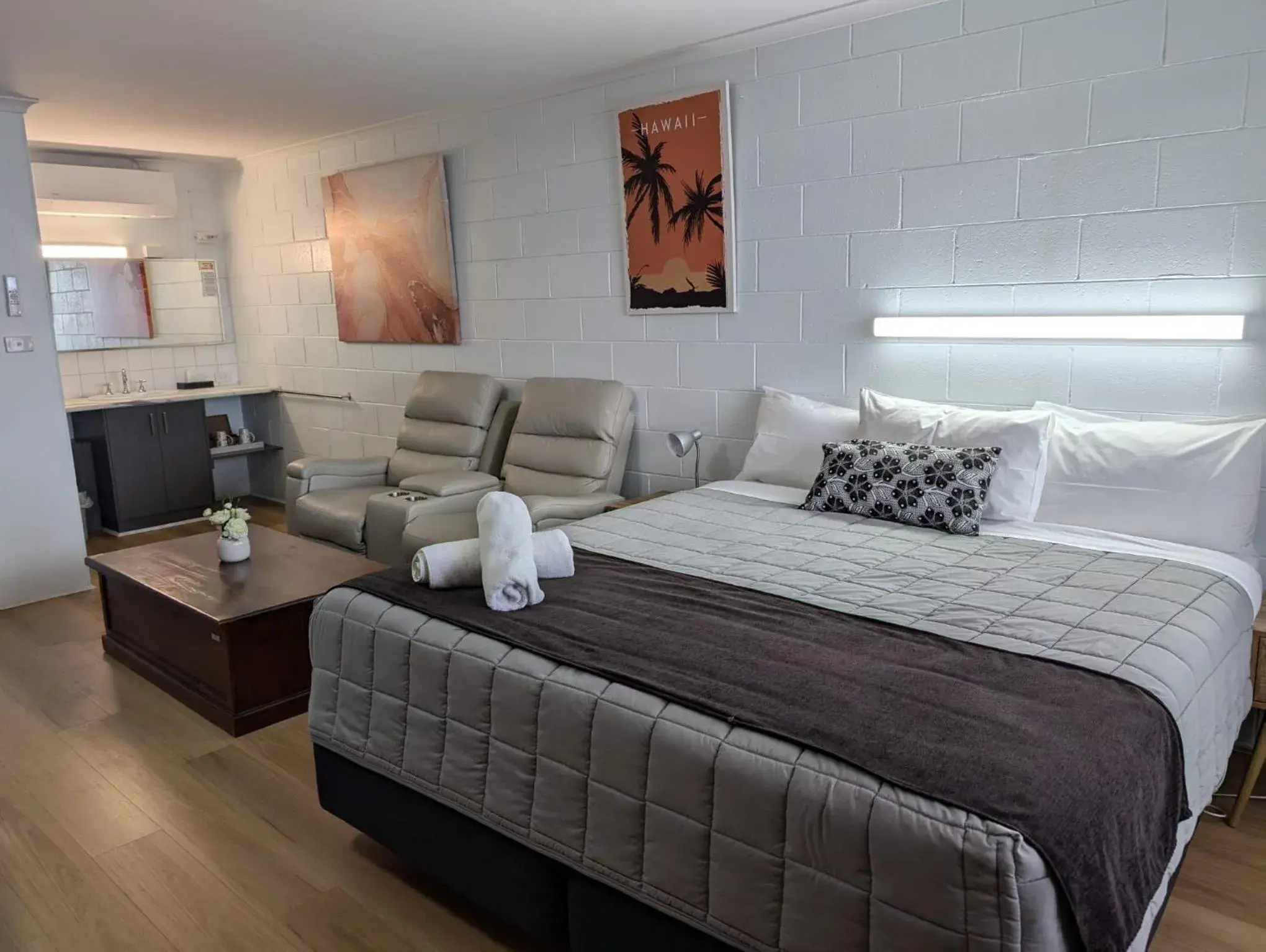 Deluxe King Room in Morwell Parkside Motel Deluxe King Room in Morwell Parkside Motel