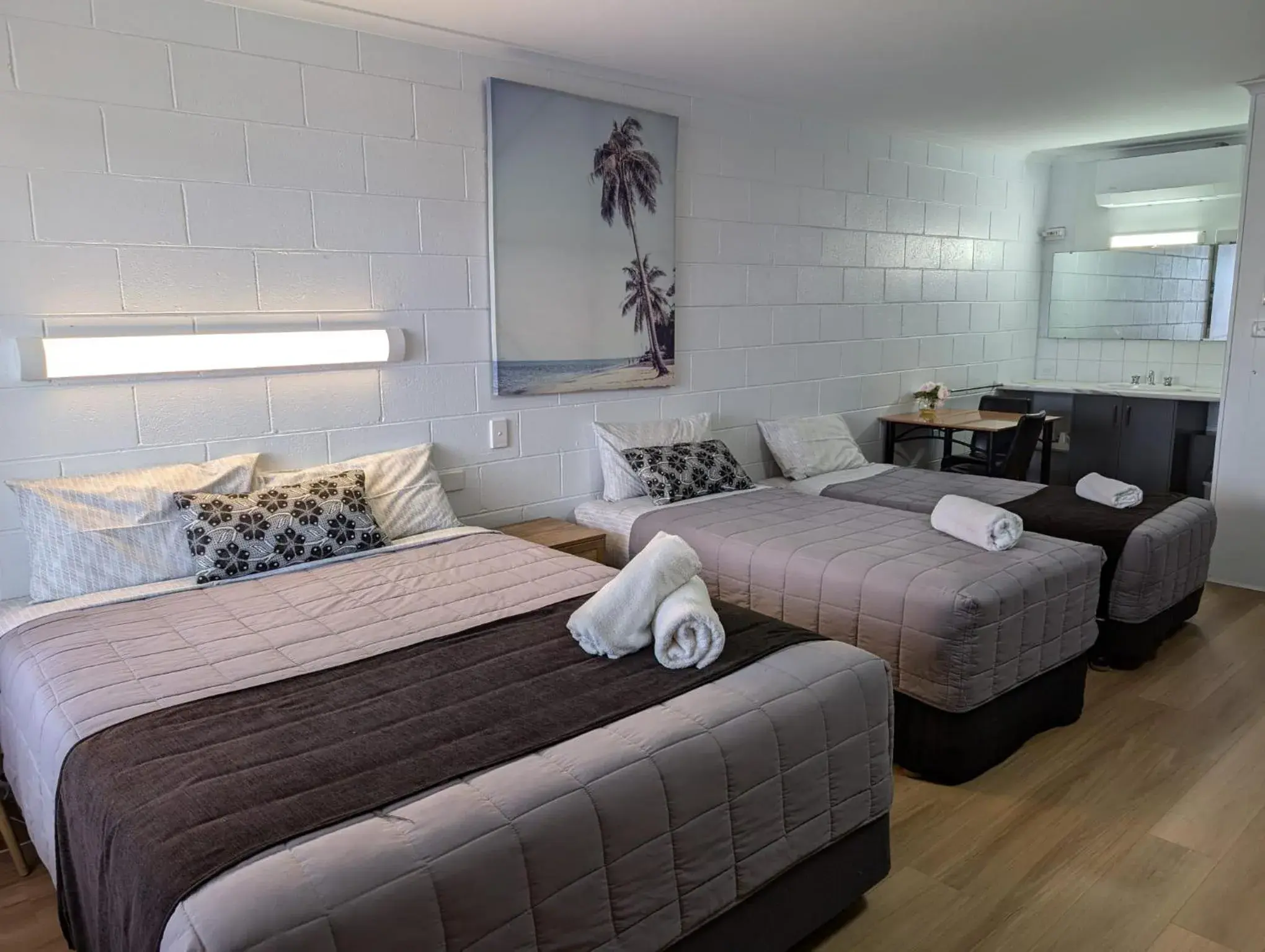 Deluxe Family Room in Morwell Parkside Motel Deluxe Family Room in Morwell Parkside Motel