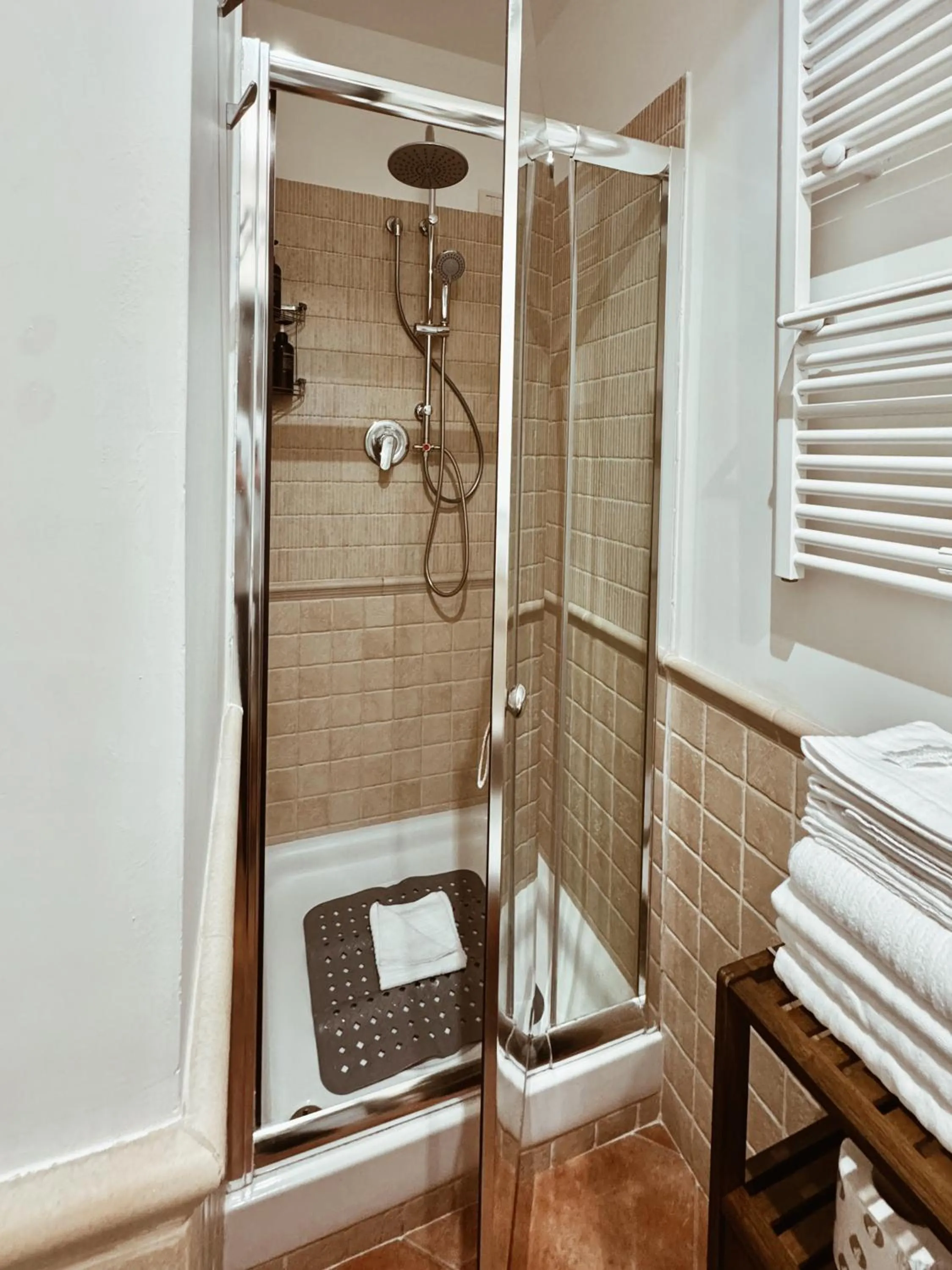 Shower in Residenza Sciarra Suites
