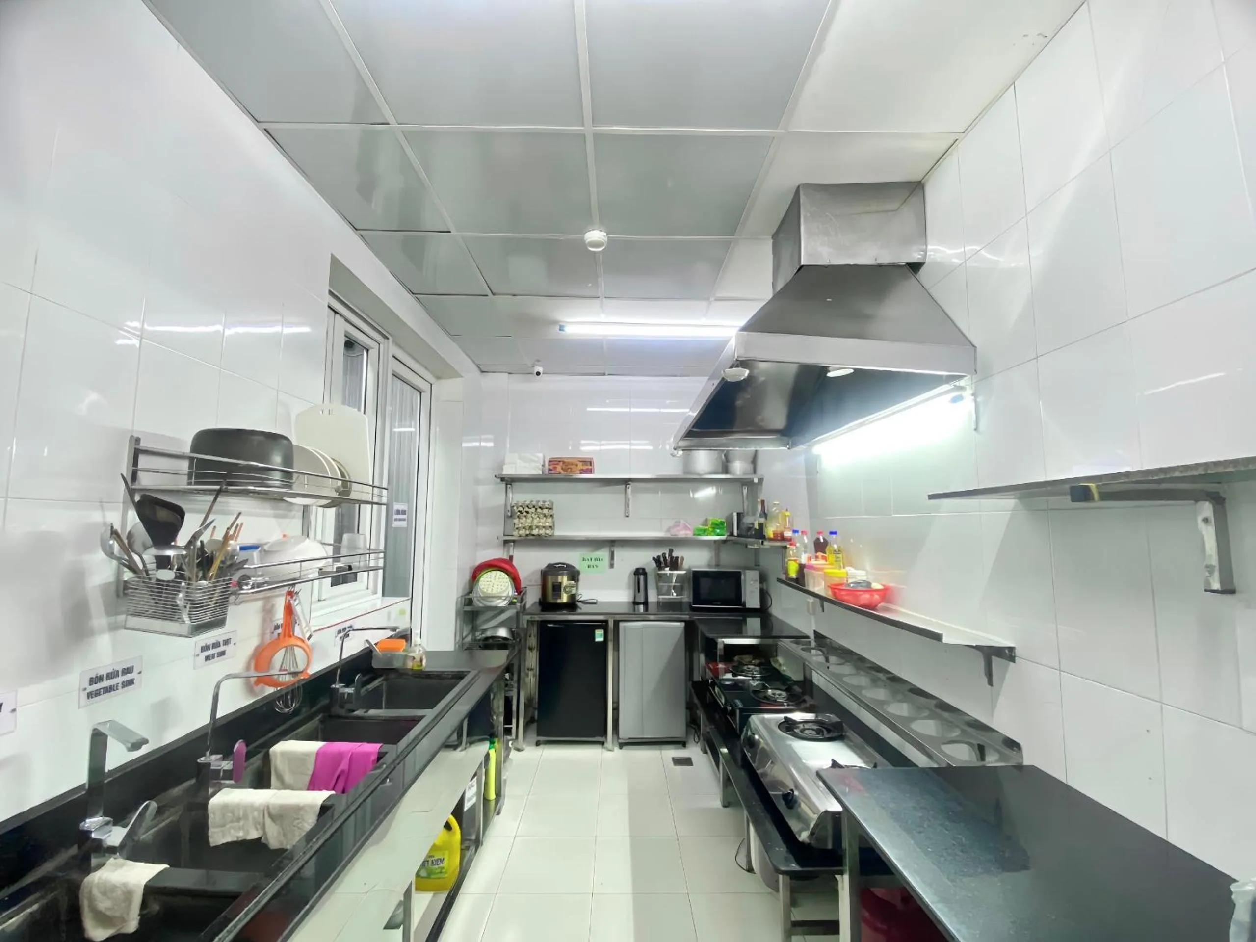 Communal kitchen in Hotel La Perle