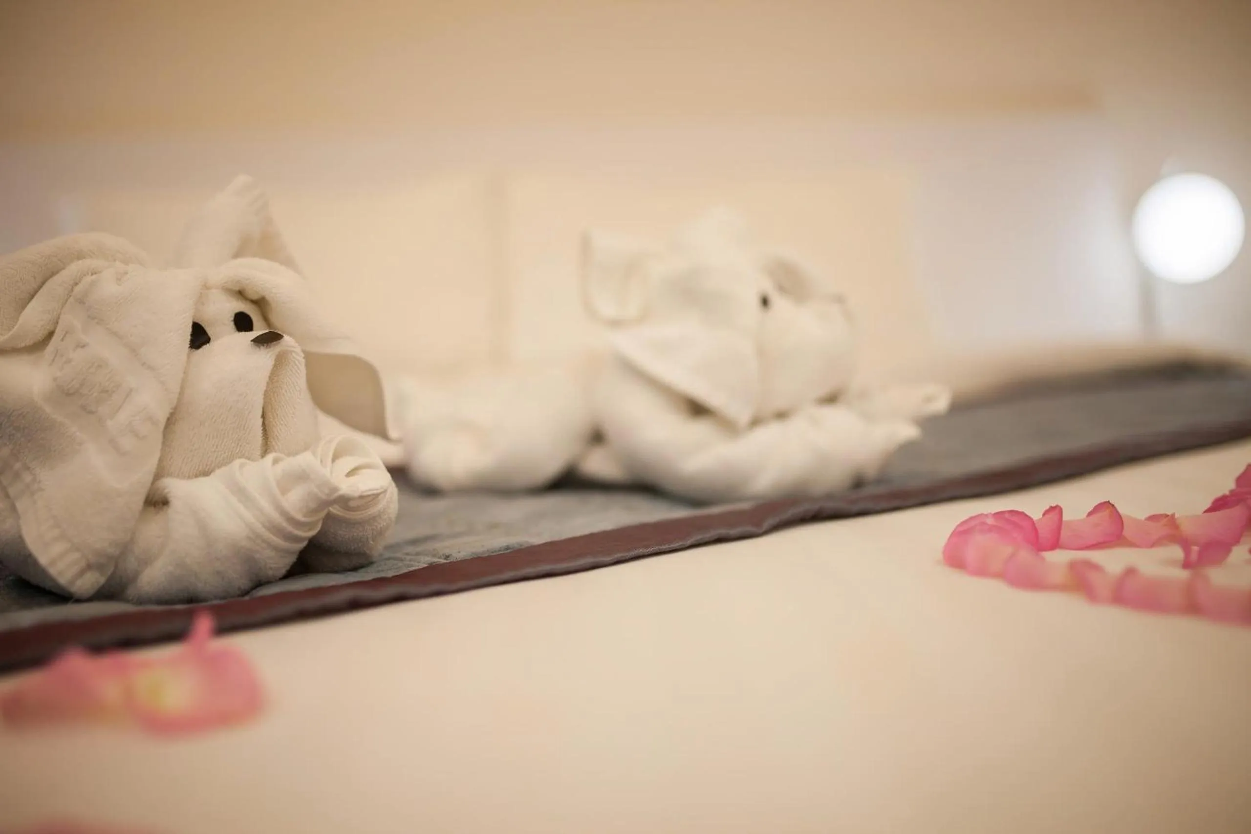 towels, Bed in Hotel La Perle