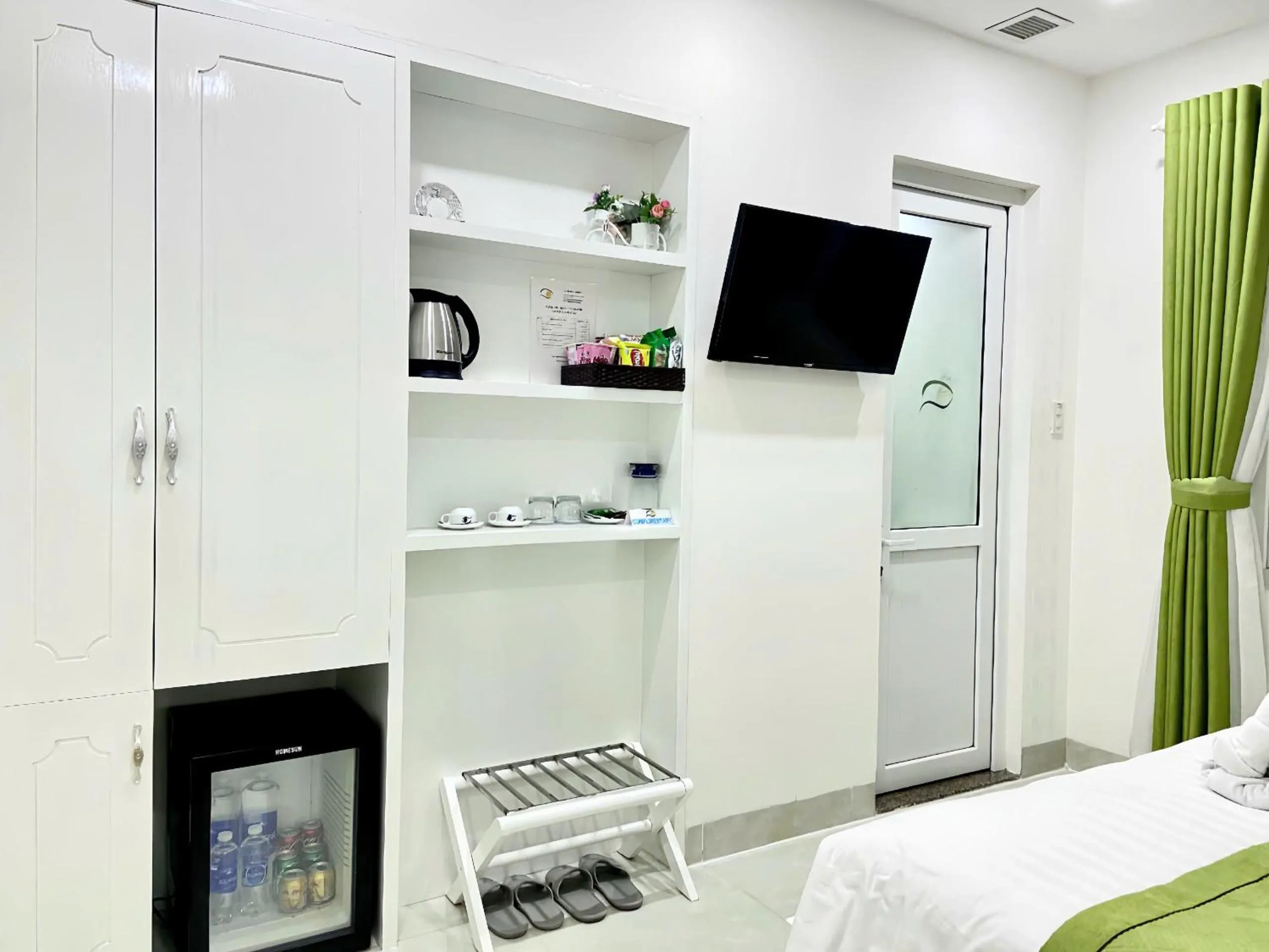 minibar, Bed in Hotel La Perle