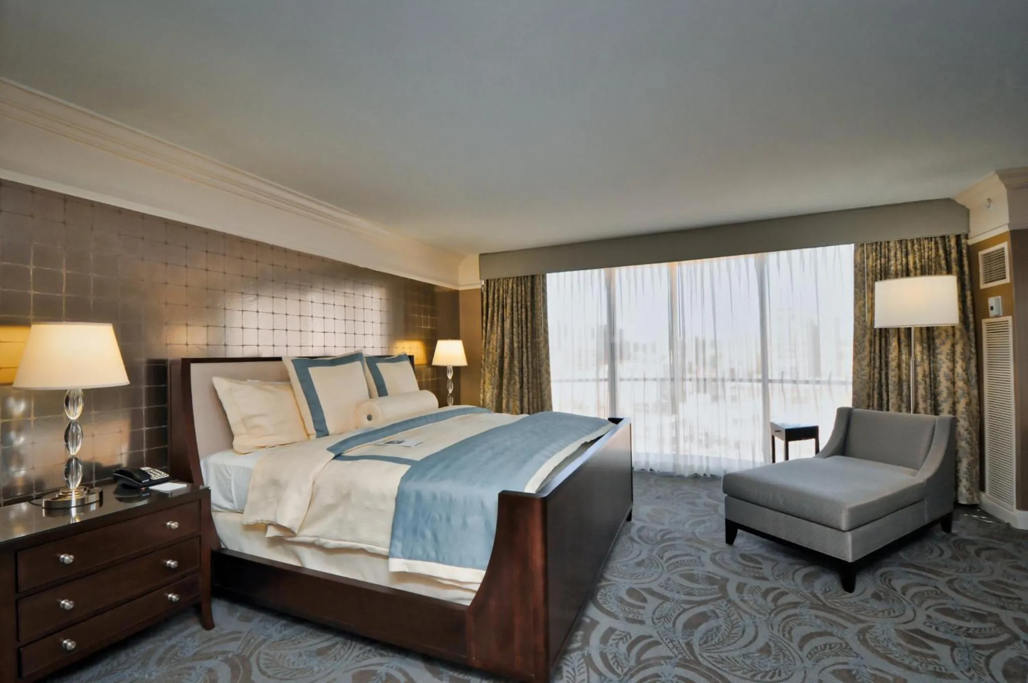 Photo of the whole room, Bed in InterContinental Kansas City at the Plaza by IHG