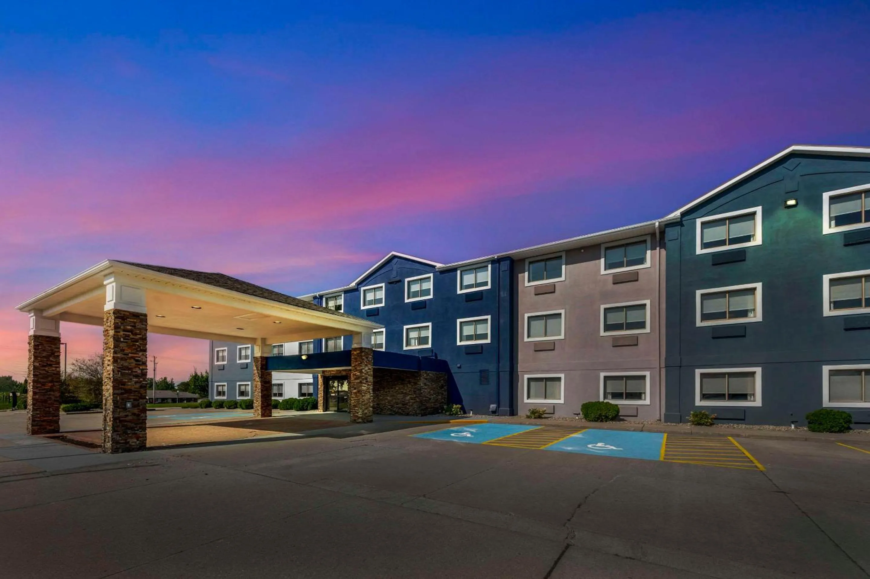 Property building in Comfort Inn Kendallville East