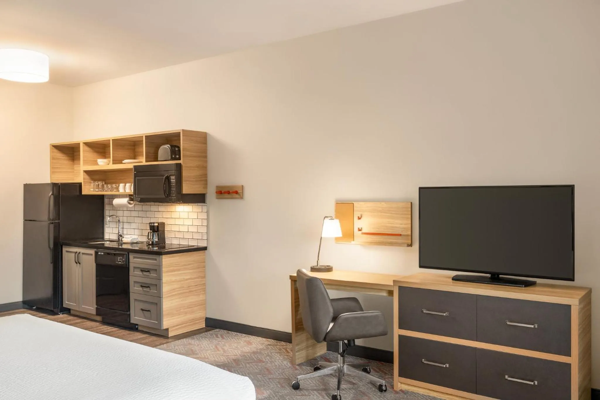 Photo of the whole room, Bed in Candlewood Suites Mount Pleasant by IHG