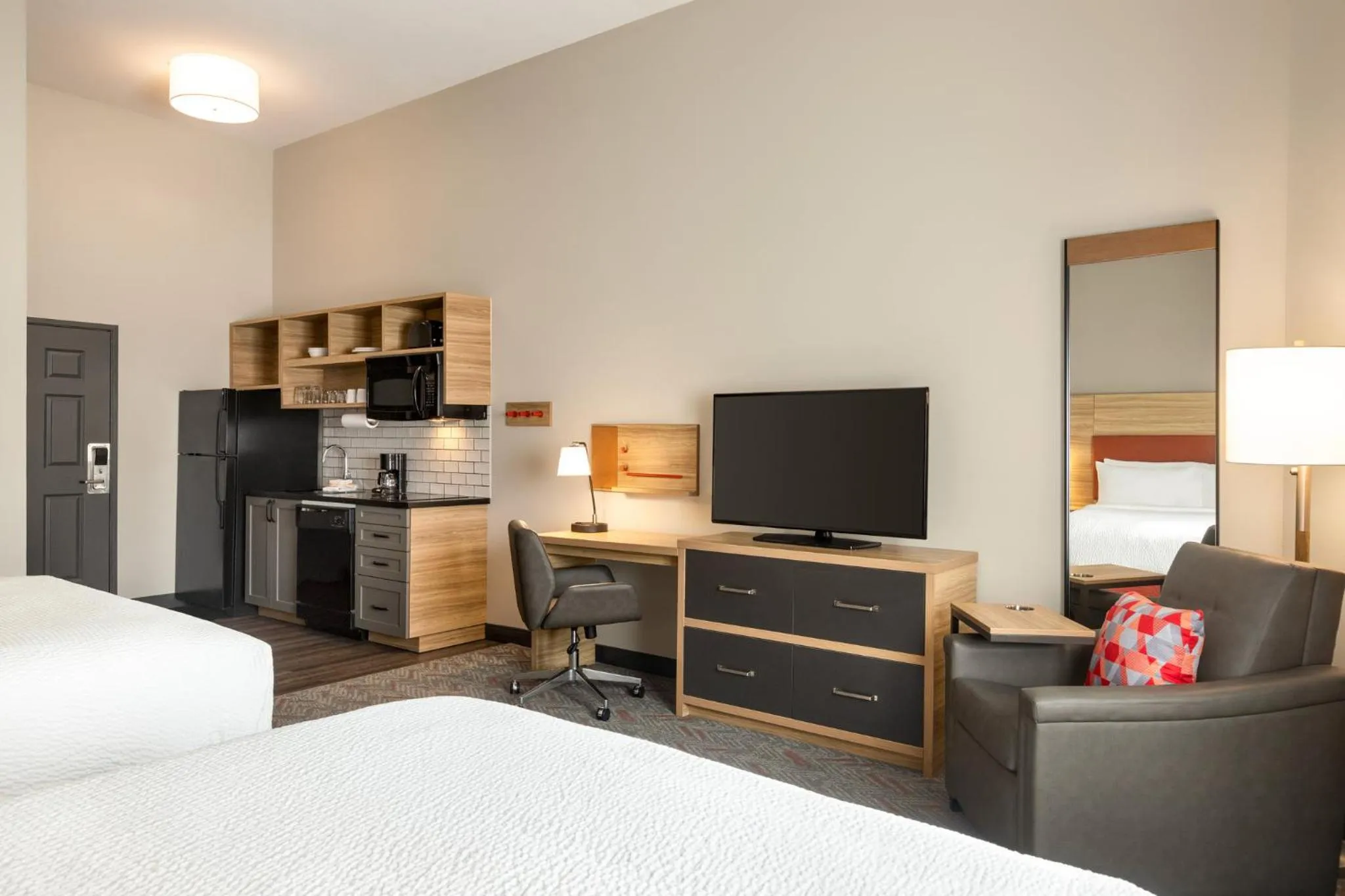 Photo of the whole room, Bed in Candlewood Suites Mount Pleasant by IHG