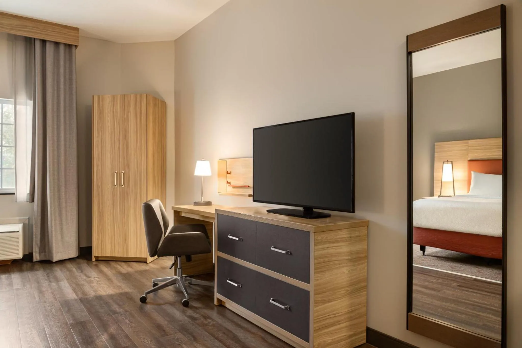 Photo of the whole room, Bed in Candlewood Suites Mount Pleasant by IHG