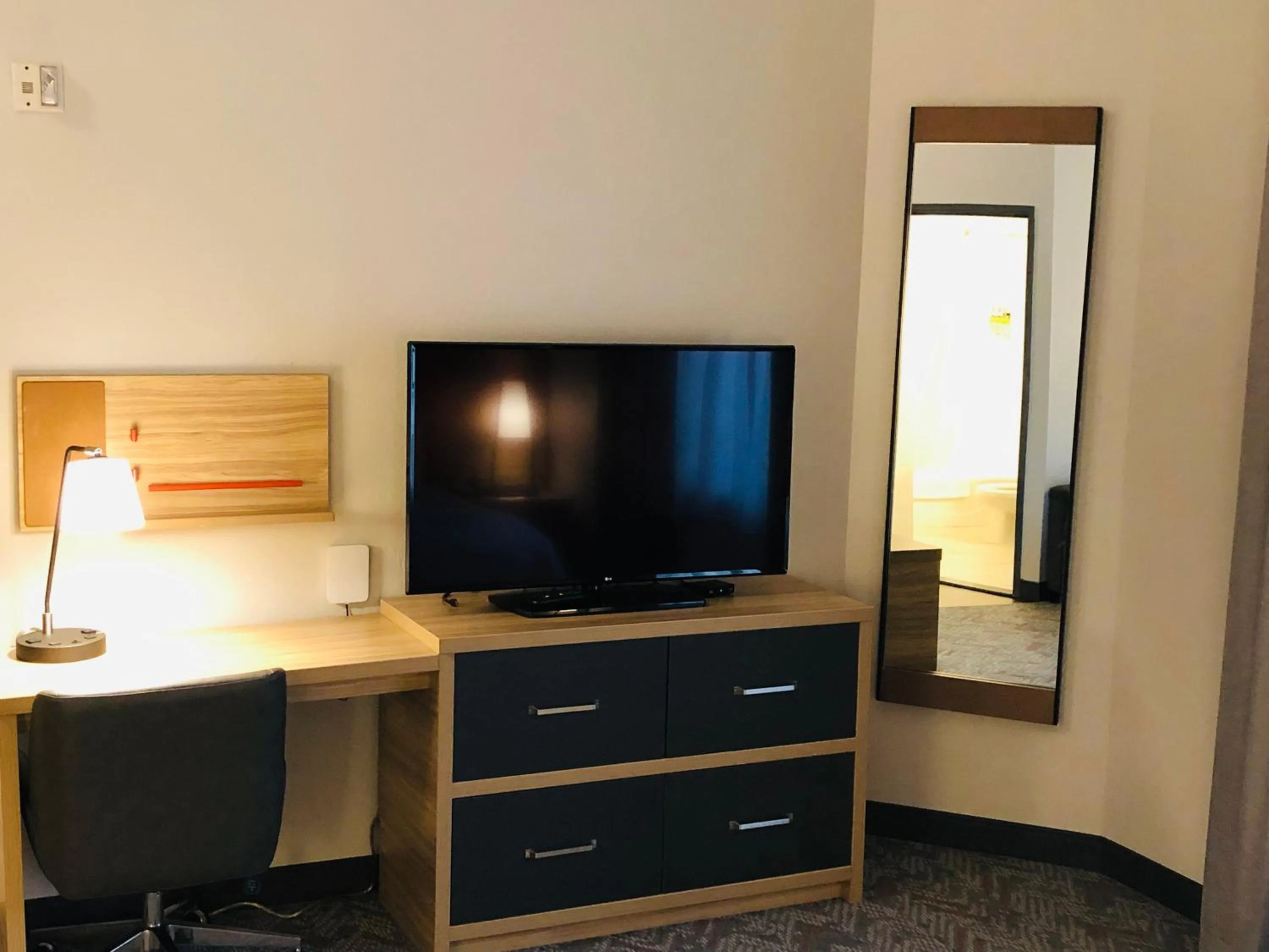 TV and multimedia in Candlewood Suites Mount Pleasant by IHG