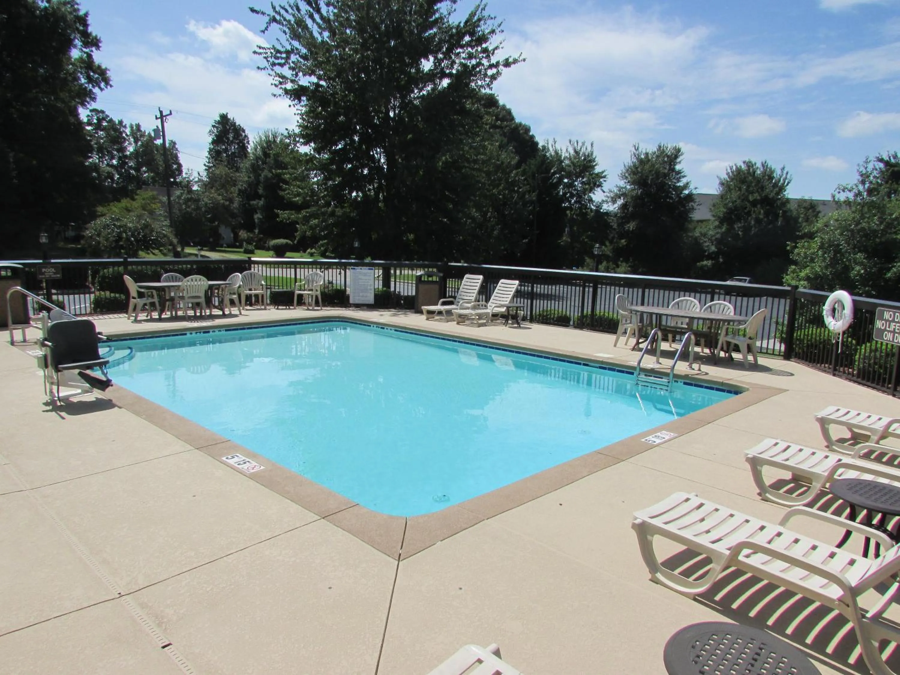 Swimming Pool in Holiday Inn Express Kernersville
