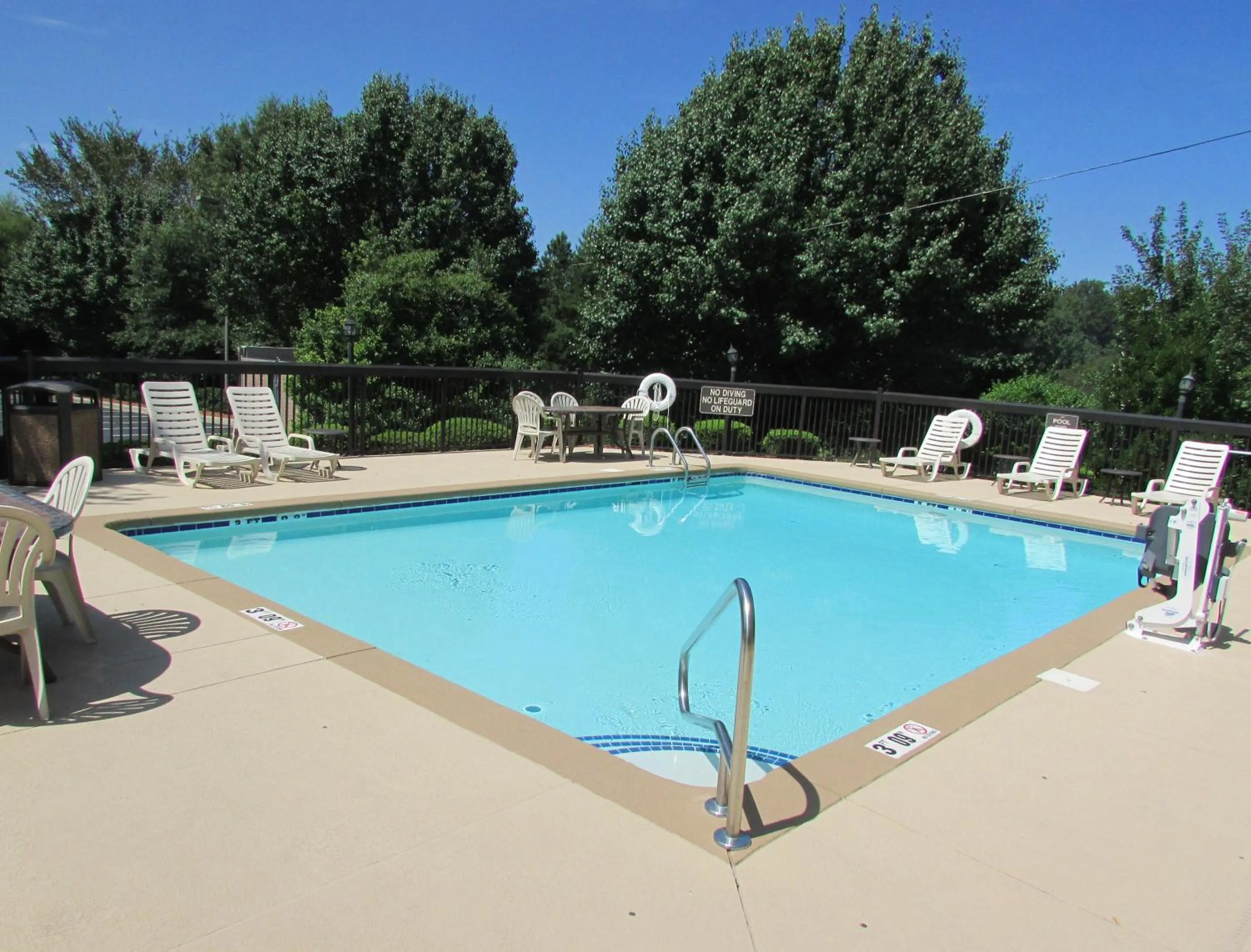 Swimming Pool in Holiday Inn Express Kernersville