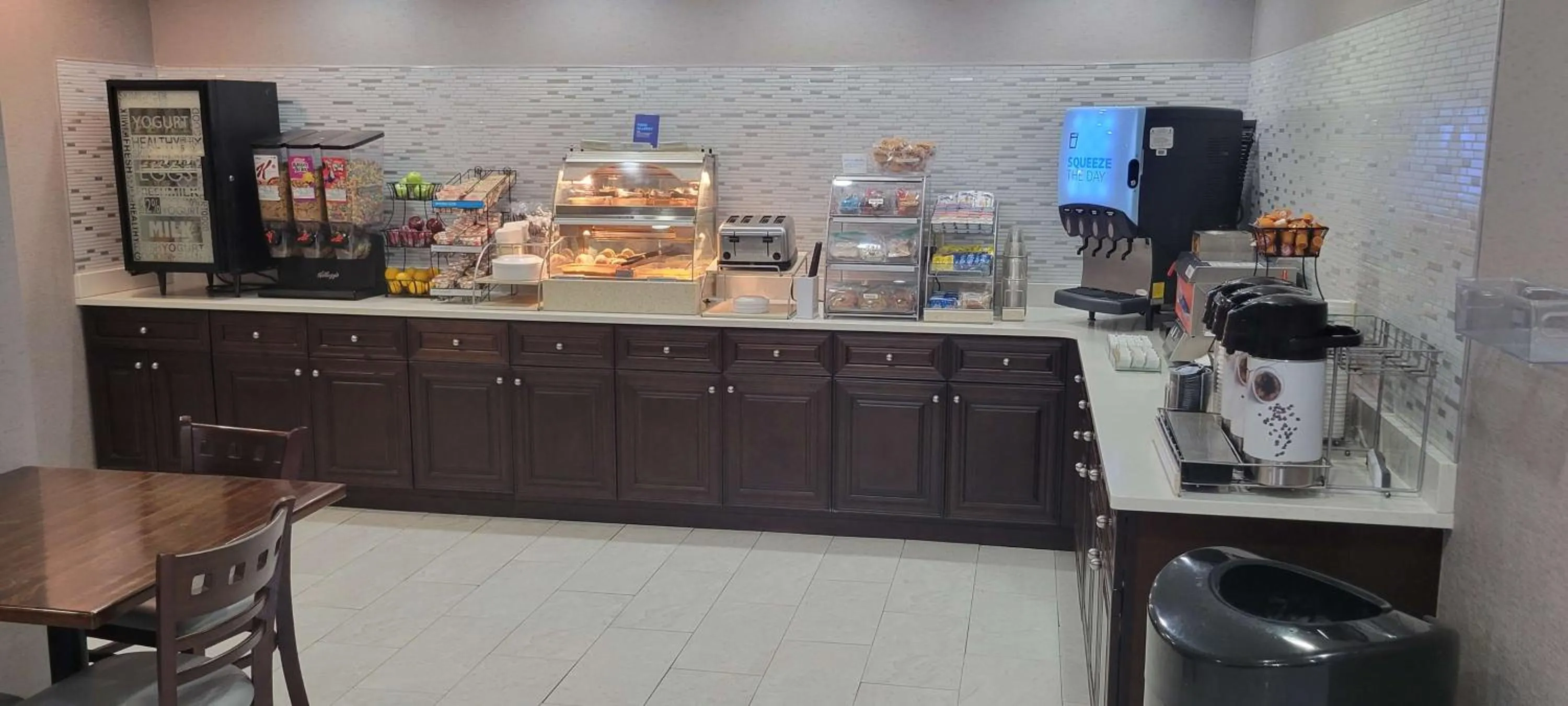 Breakfast, Kitchen/Kitchenette in Holiday Inn Express Kernersville