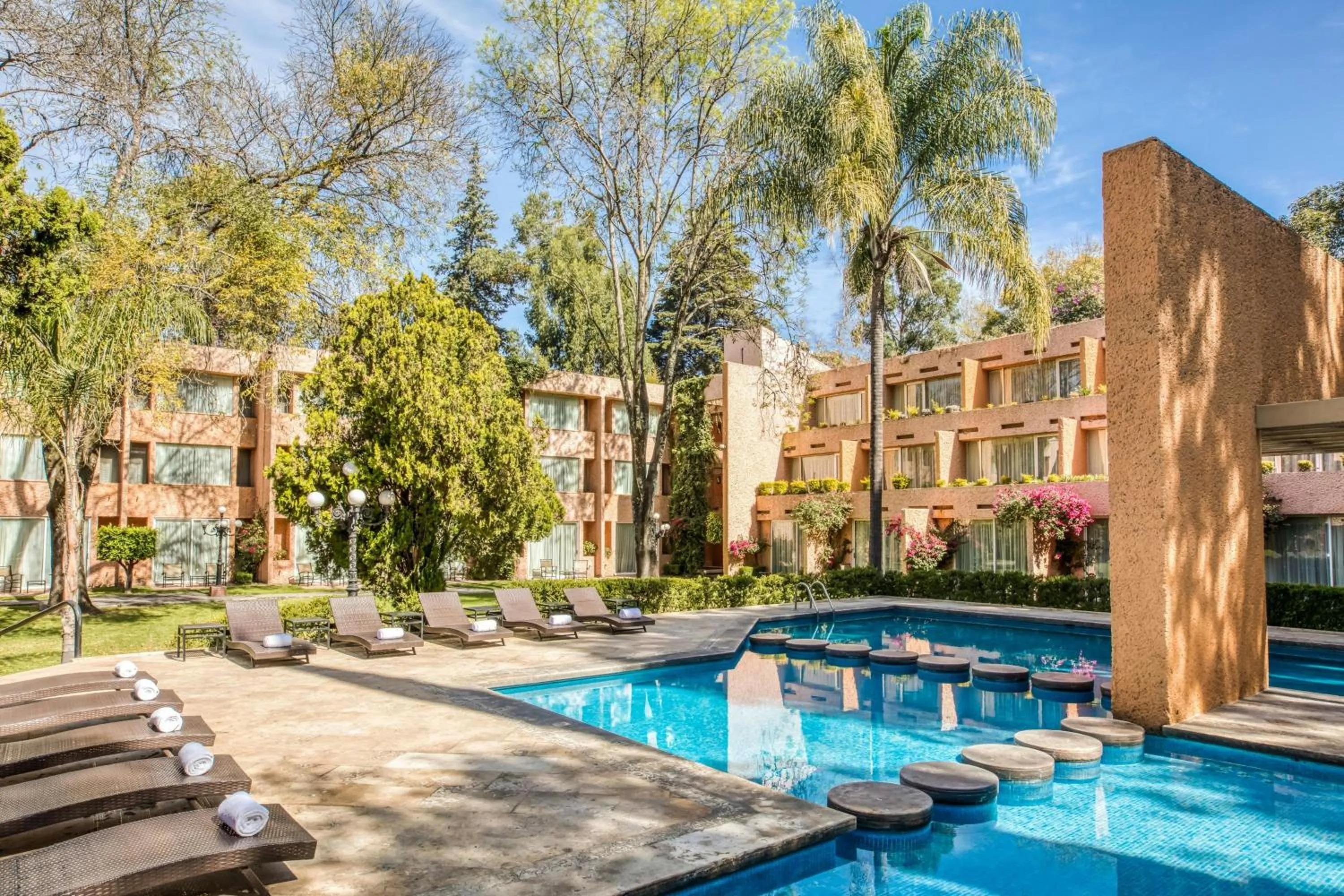 Swimming pool in Marriott Puebla Hotel Meson del Angel