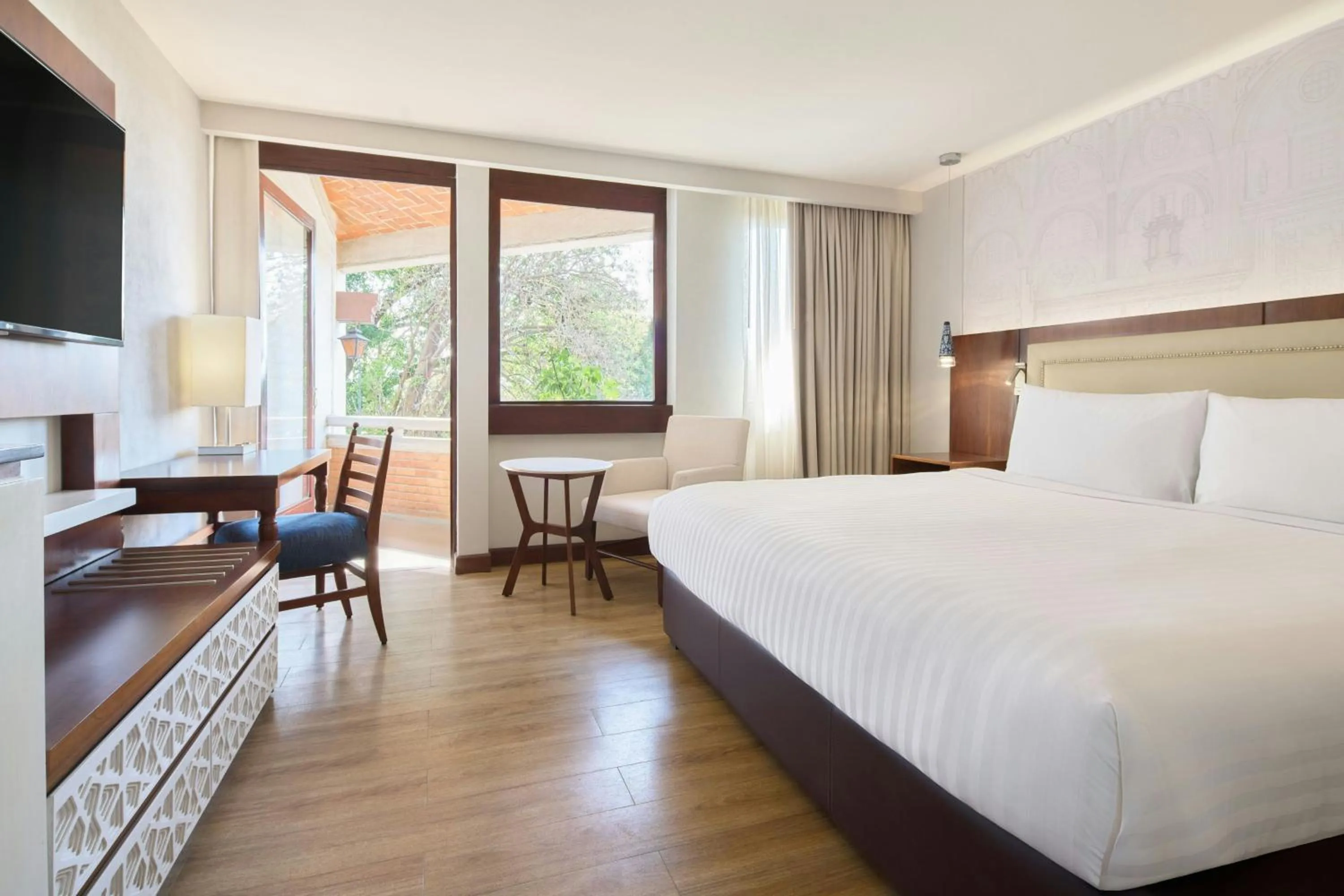 Photo of the whole room, Bed in Marriott Puebla Hotel Meson del Angel