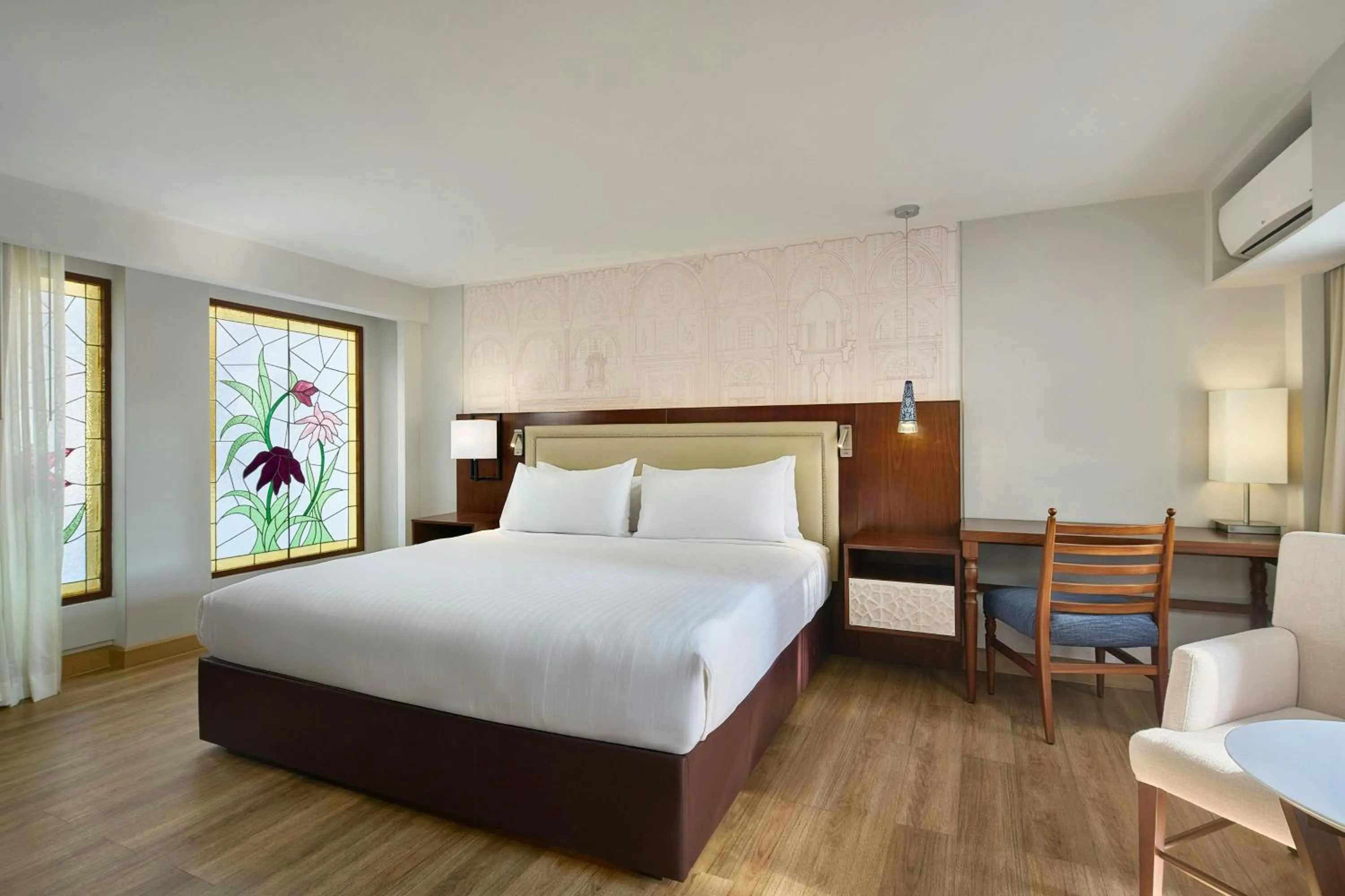 Photo of the whole room, Bed in Marriott Puebla Hotel Meson del Angel